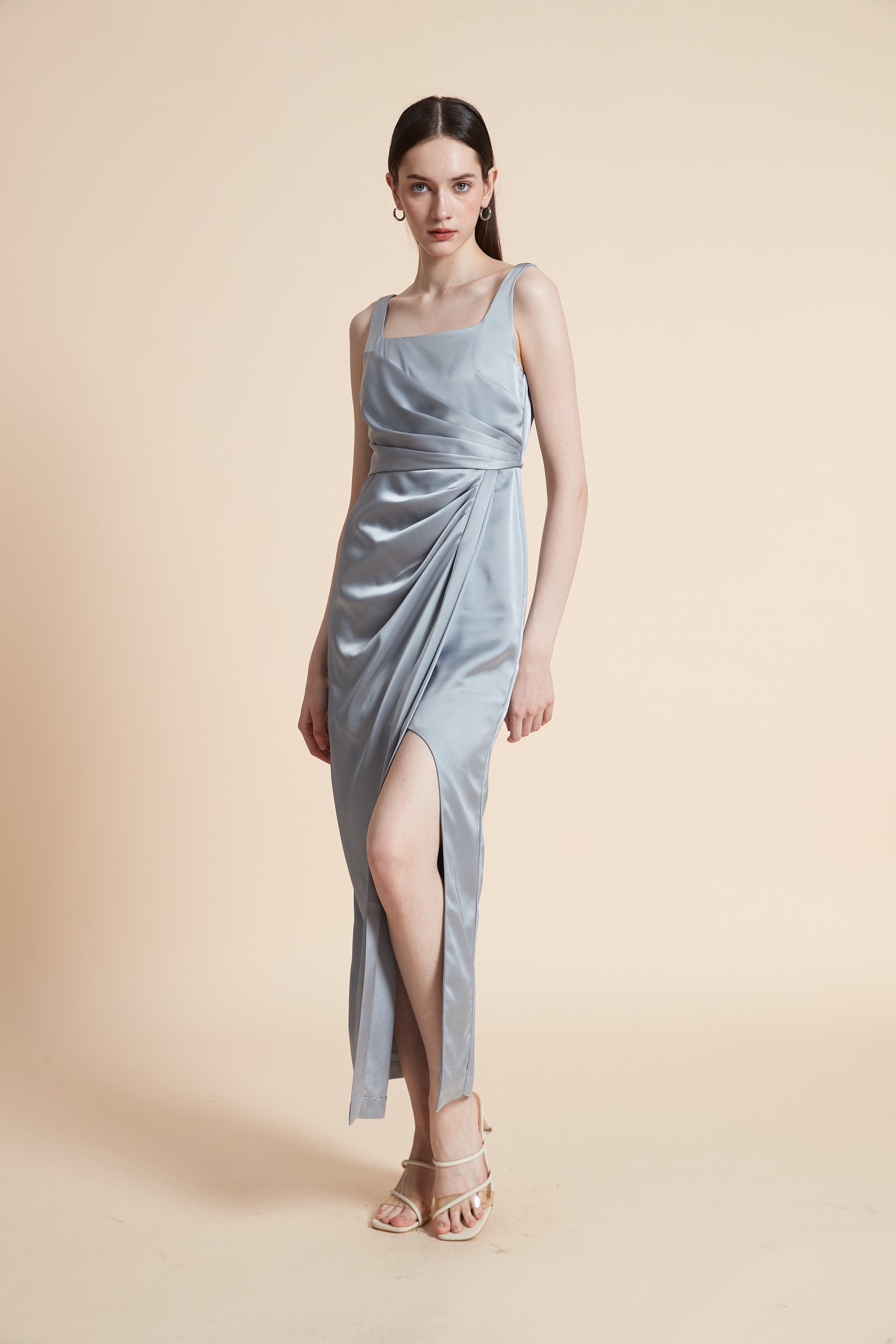 فستان ماكسي بدون أكمام بفتحة أمامية