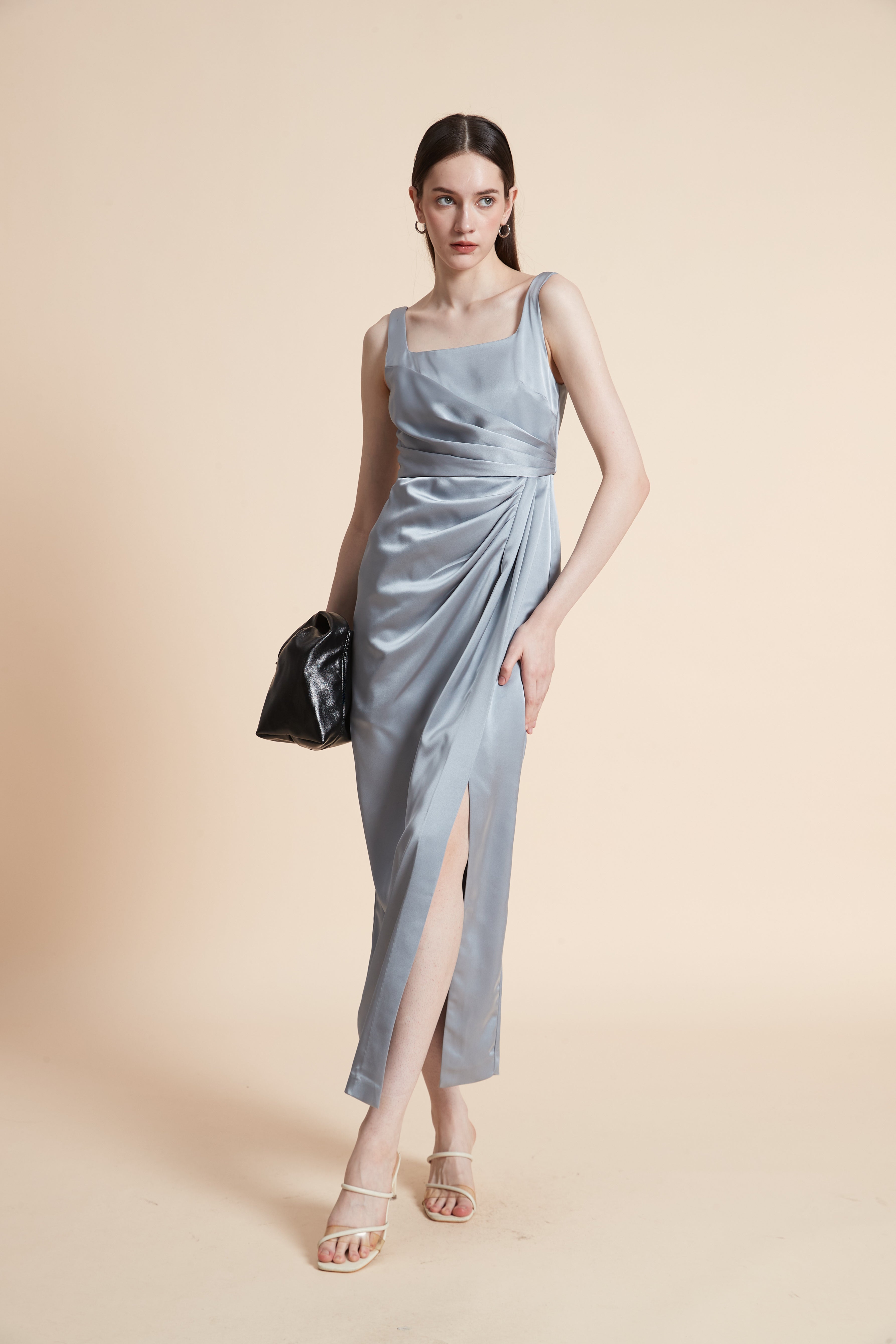 فستان ماكسي بدون أكمام بفتحة أمامية