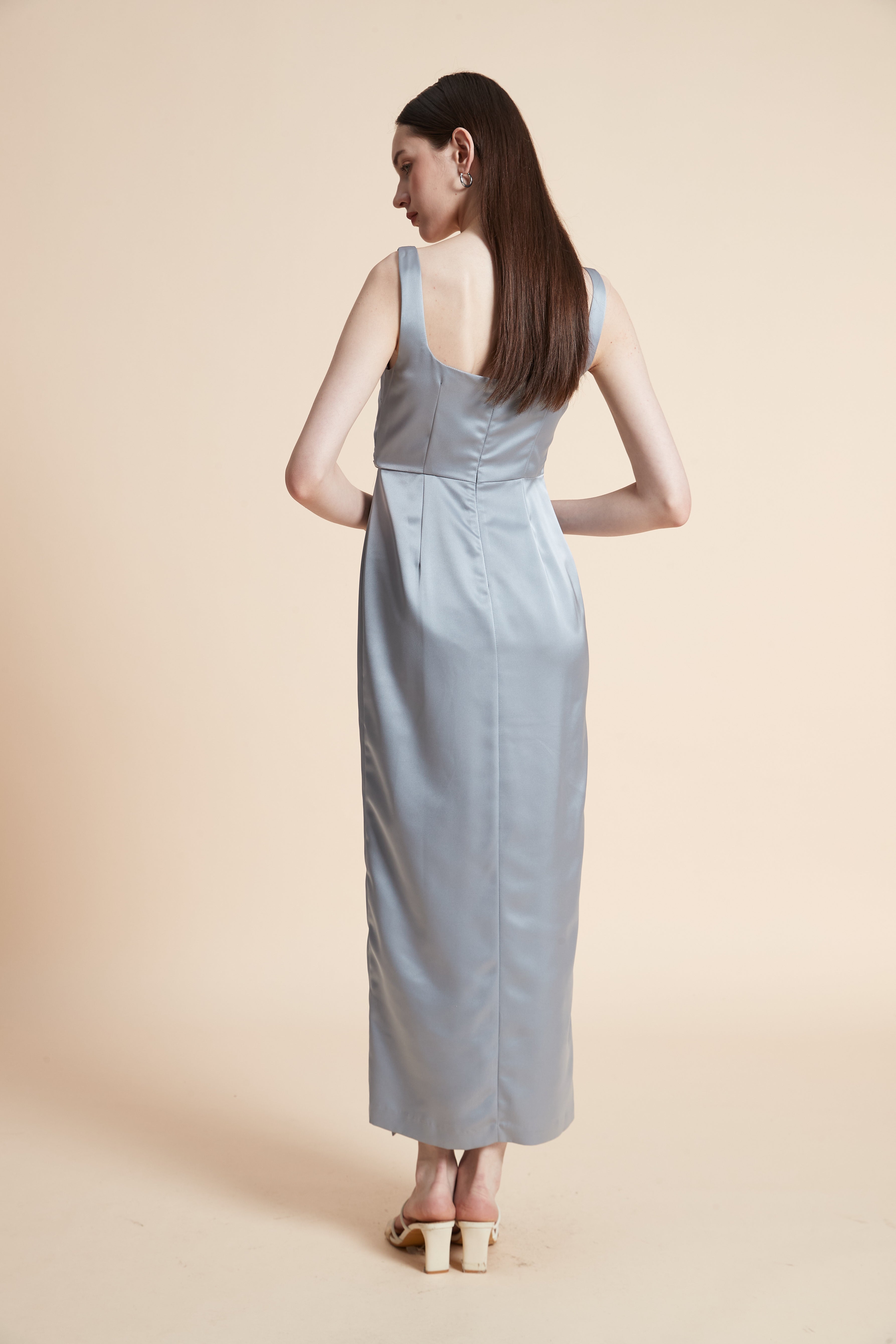 فستان ماكسي بدون أكمام بفتحة أمامية