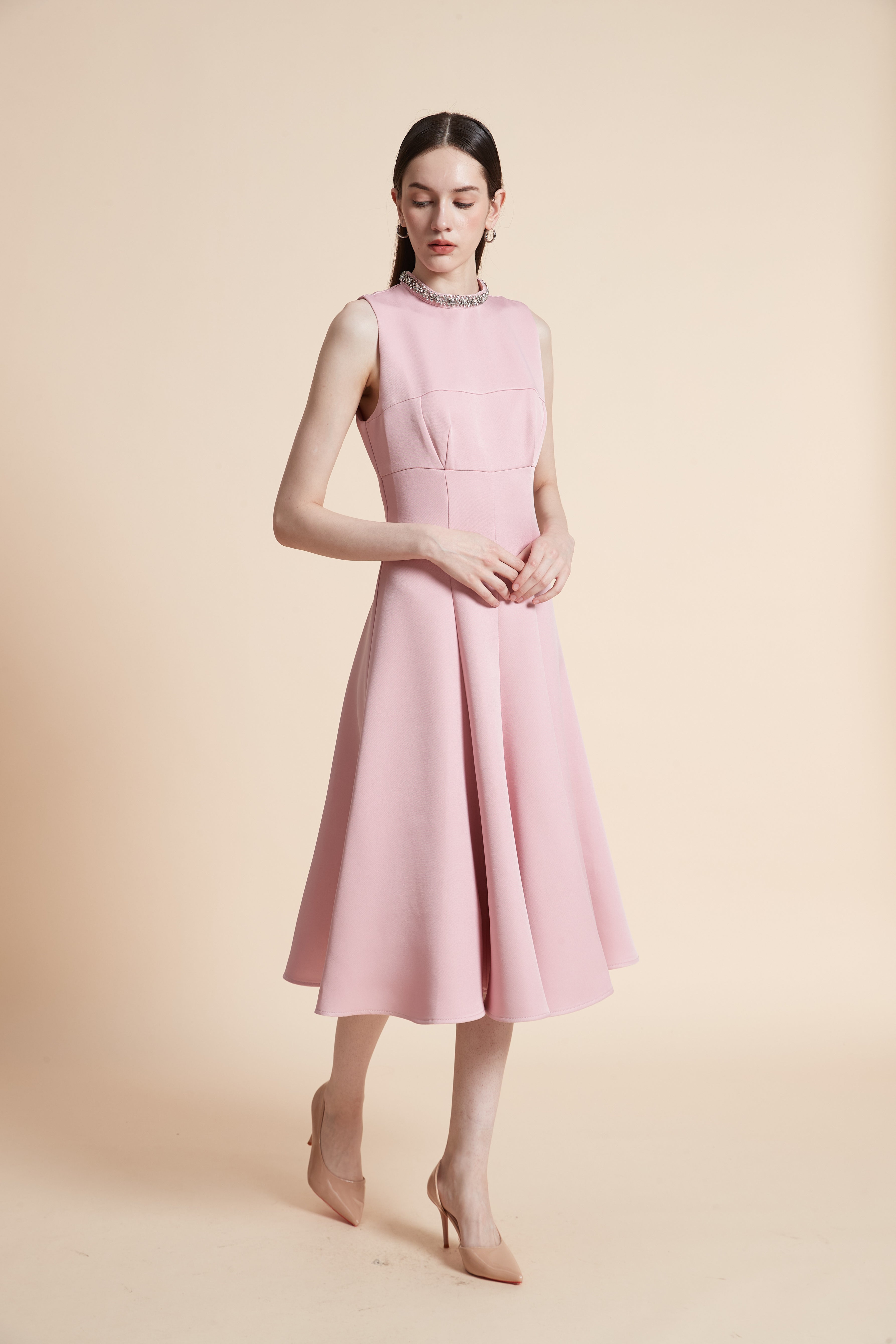 فستان ميدي سادة بدون أكمام