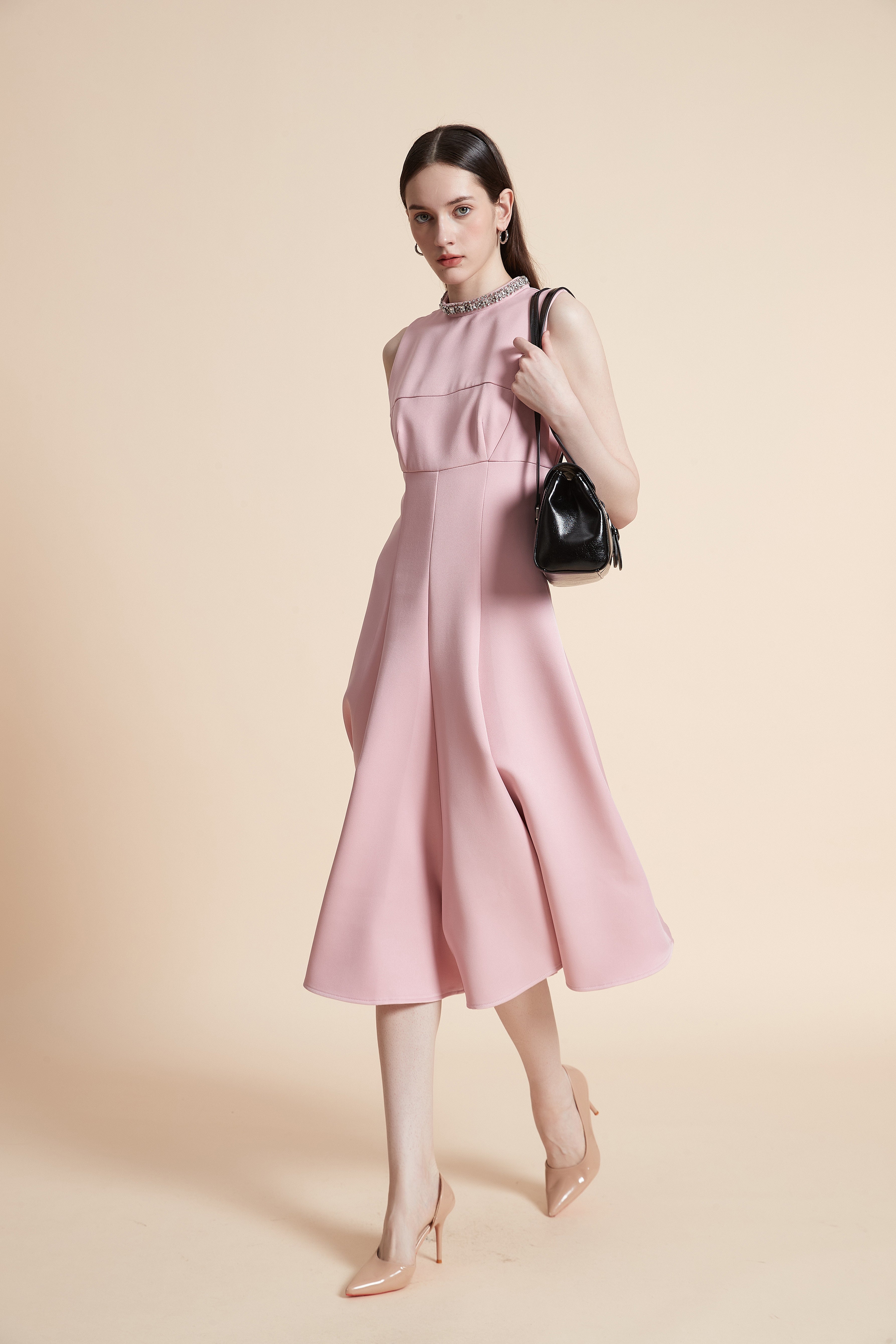 فستان ميدي سادة بدون أكمام