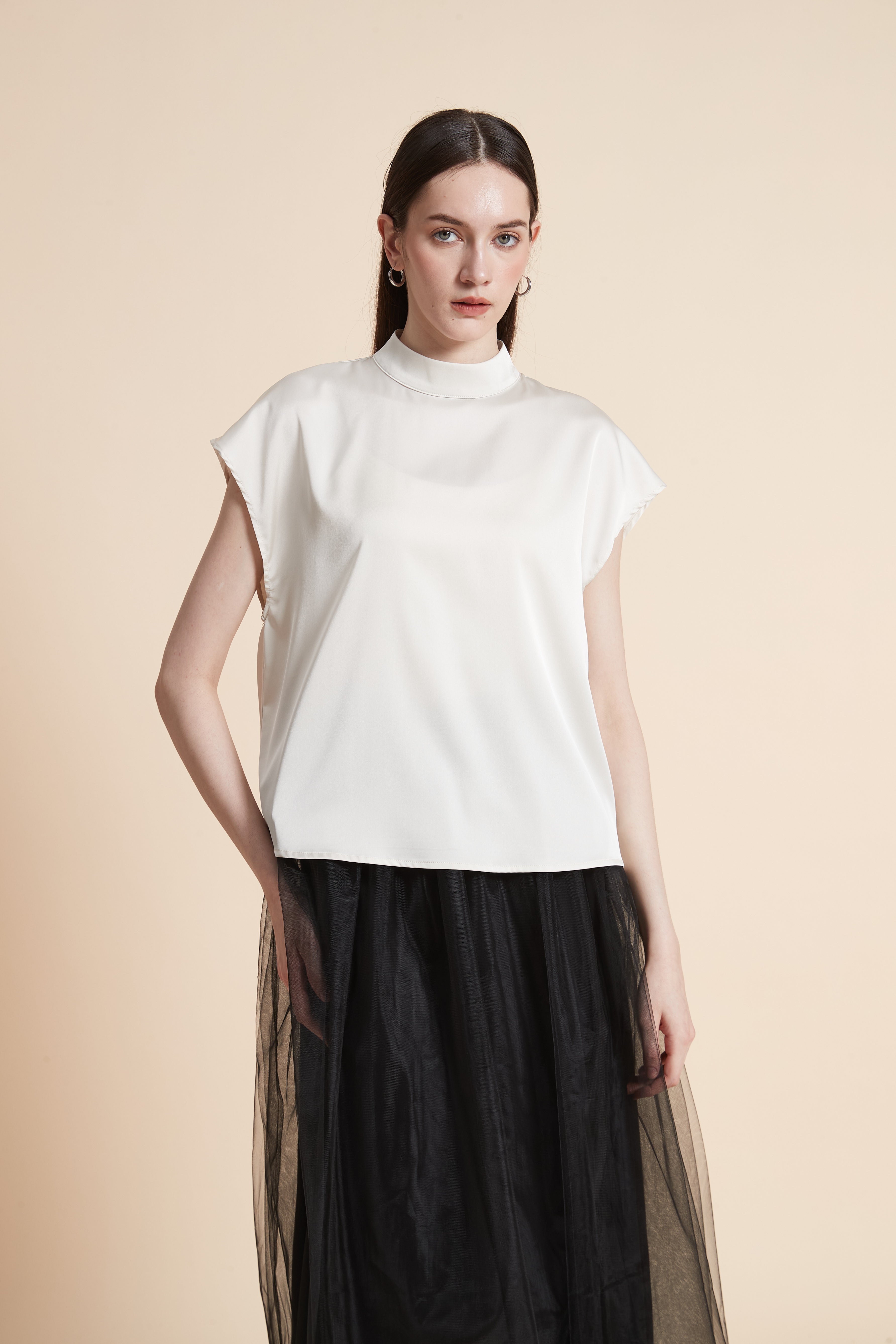 بلوزة سادة بأكمام قصيرة