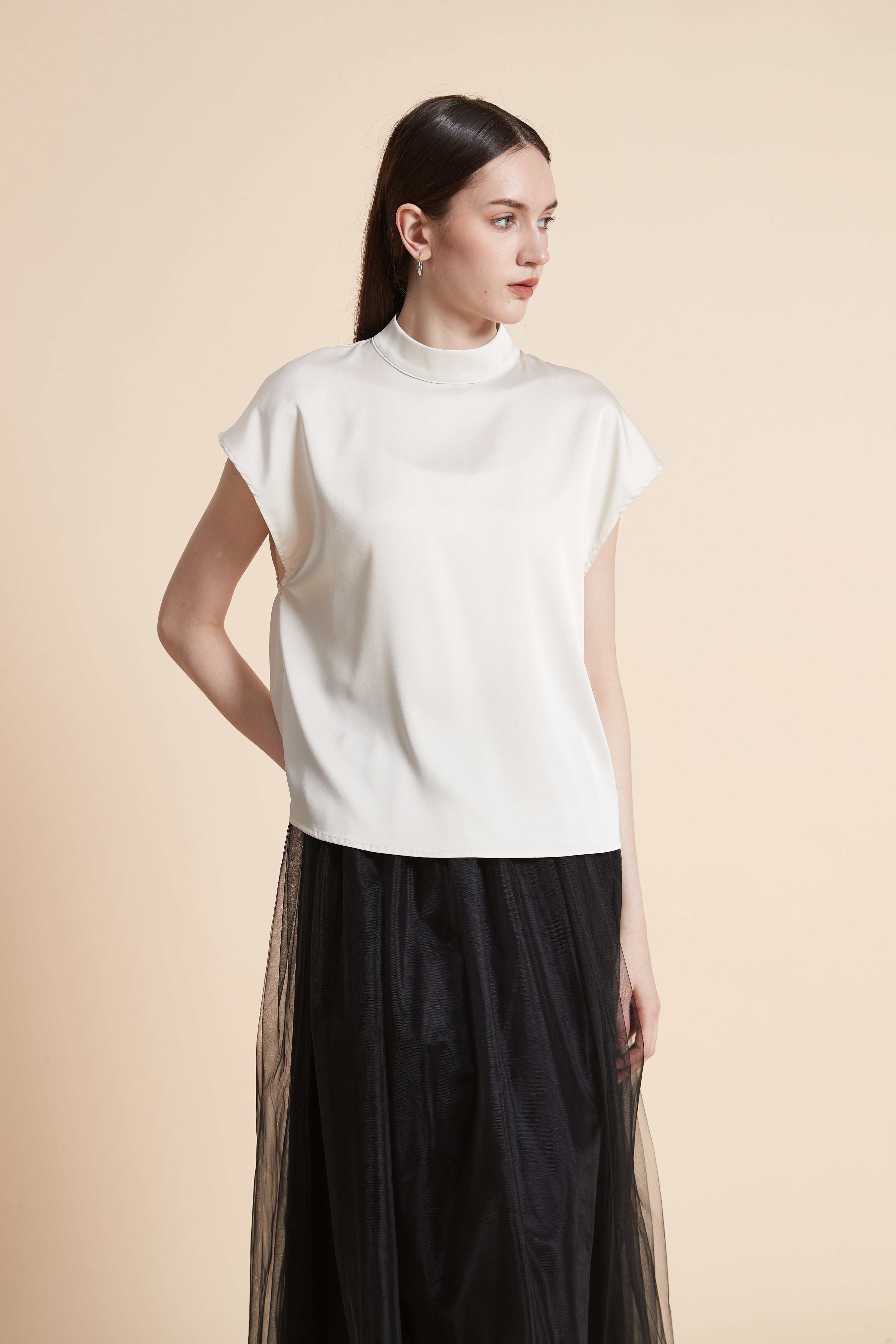 بلوزة سادة بأكمام قصيرة