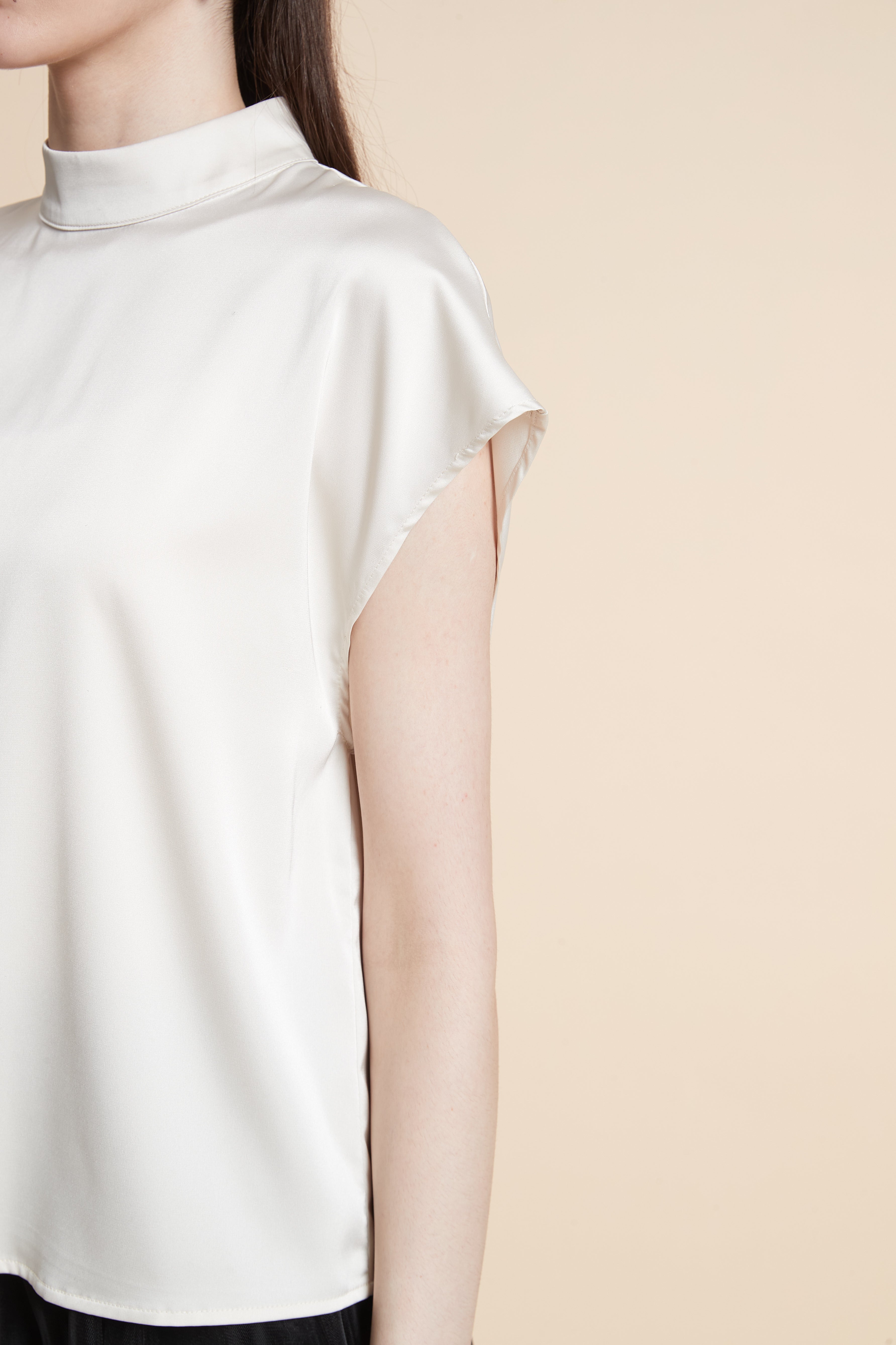 بلوزة سادة بأكمام قصيرة