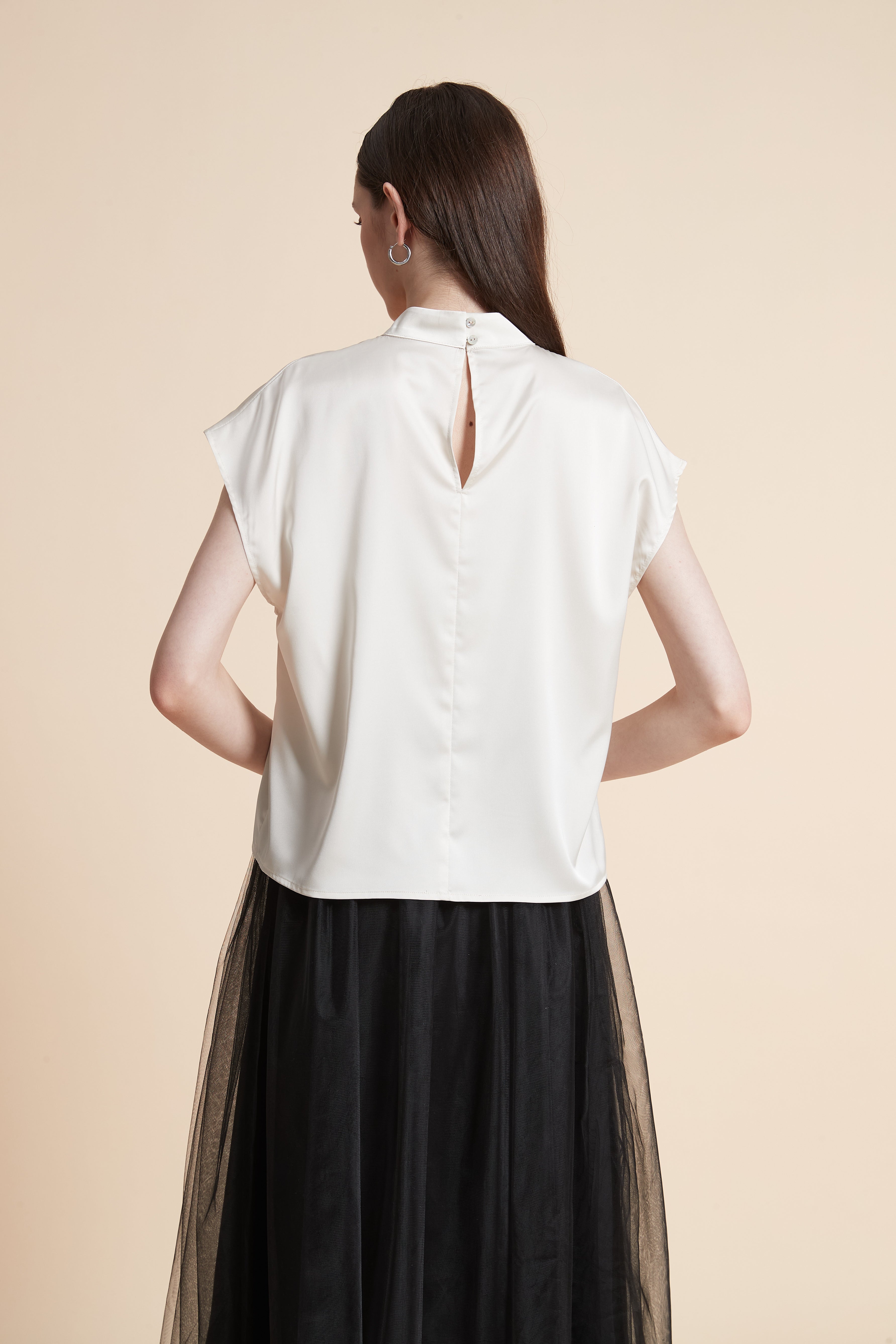 بلوزة سادة بأكمام قصيرة