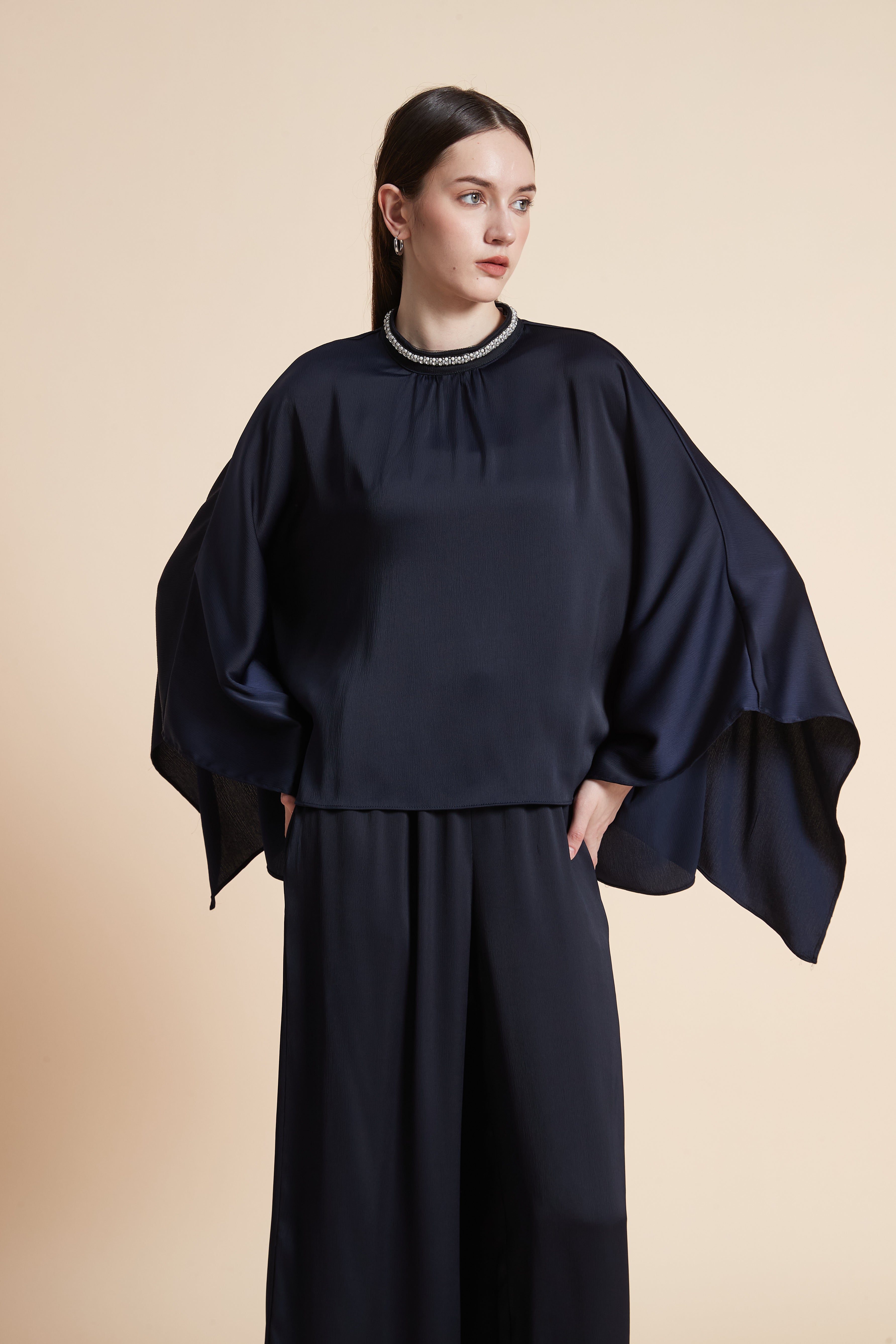 بلوزة سادة بأكمام فراشة