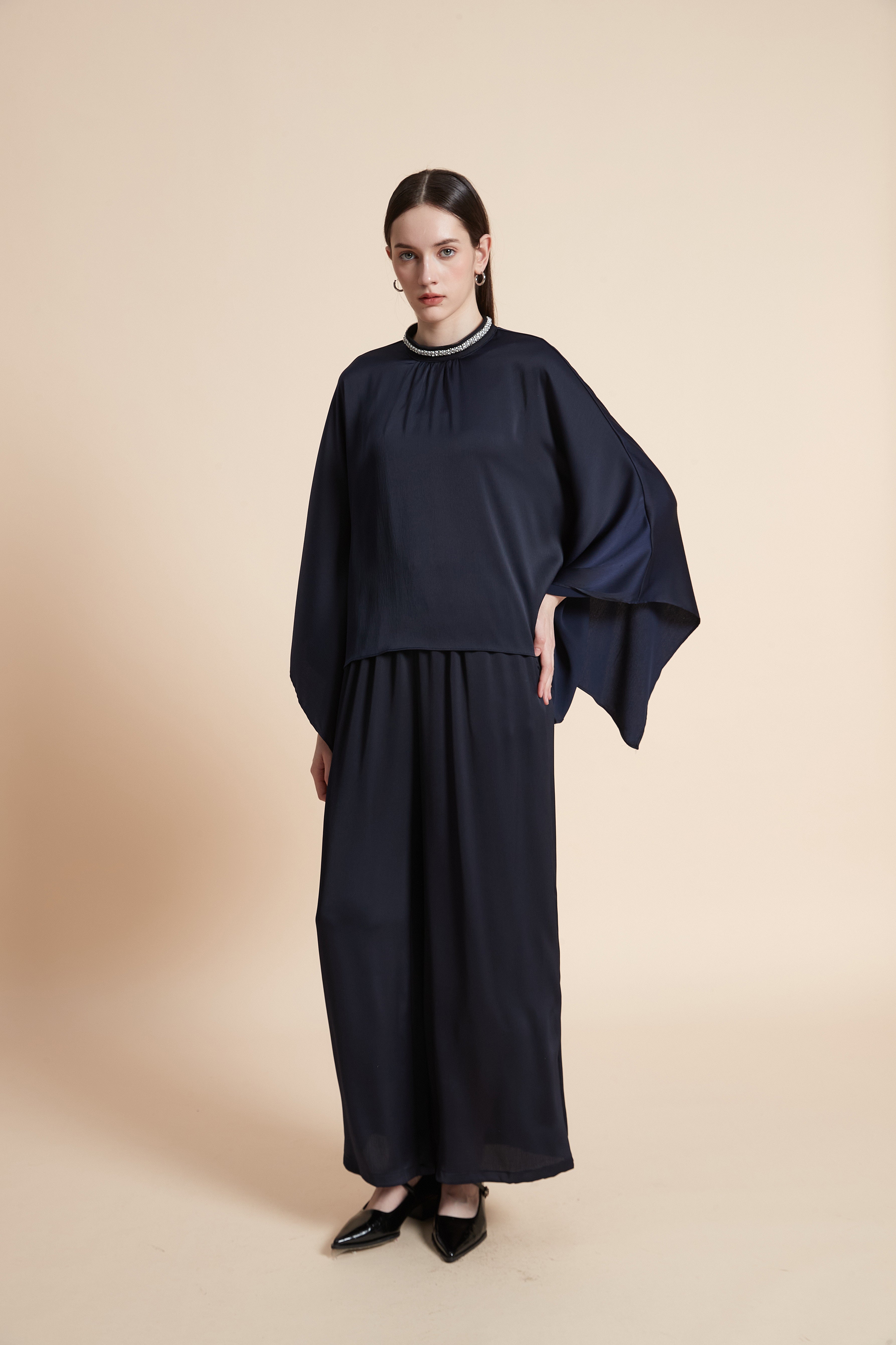 بلوزة سادة بأكمام فراشة