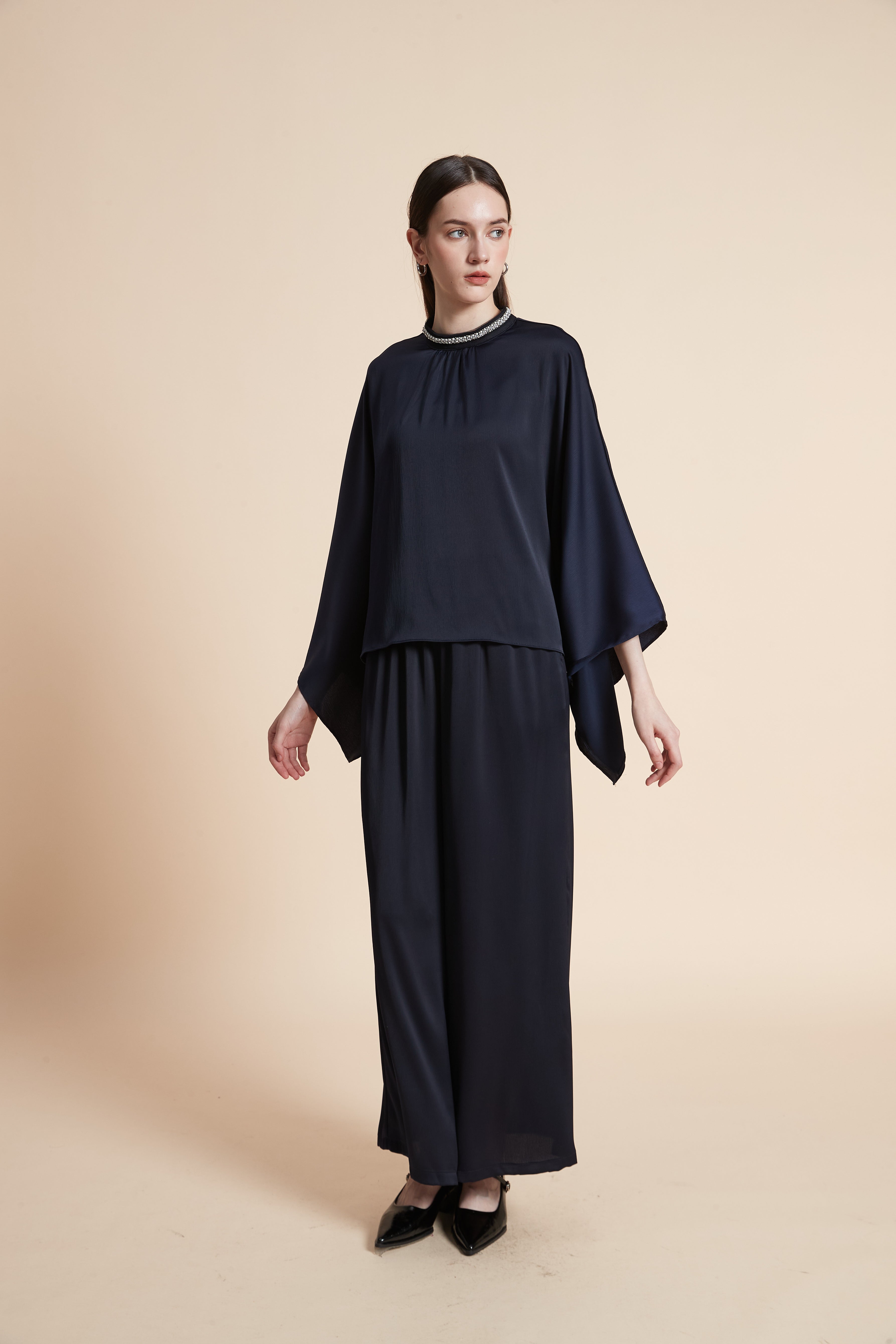 بلوزة سادة بأكمام فراشة