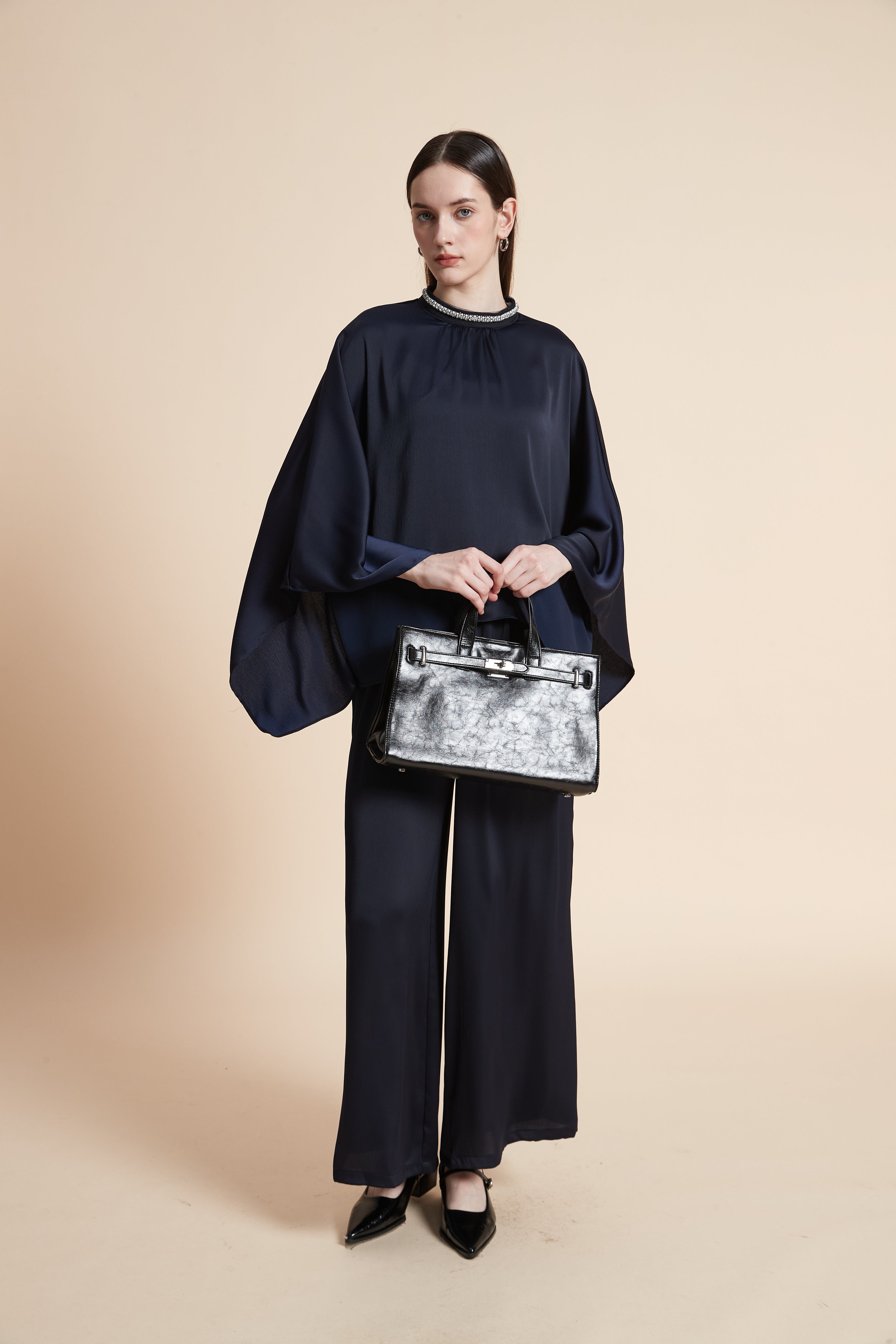 بلوزة سادة بأكمام فراشة