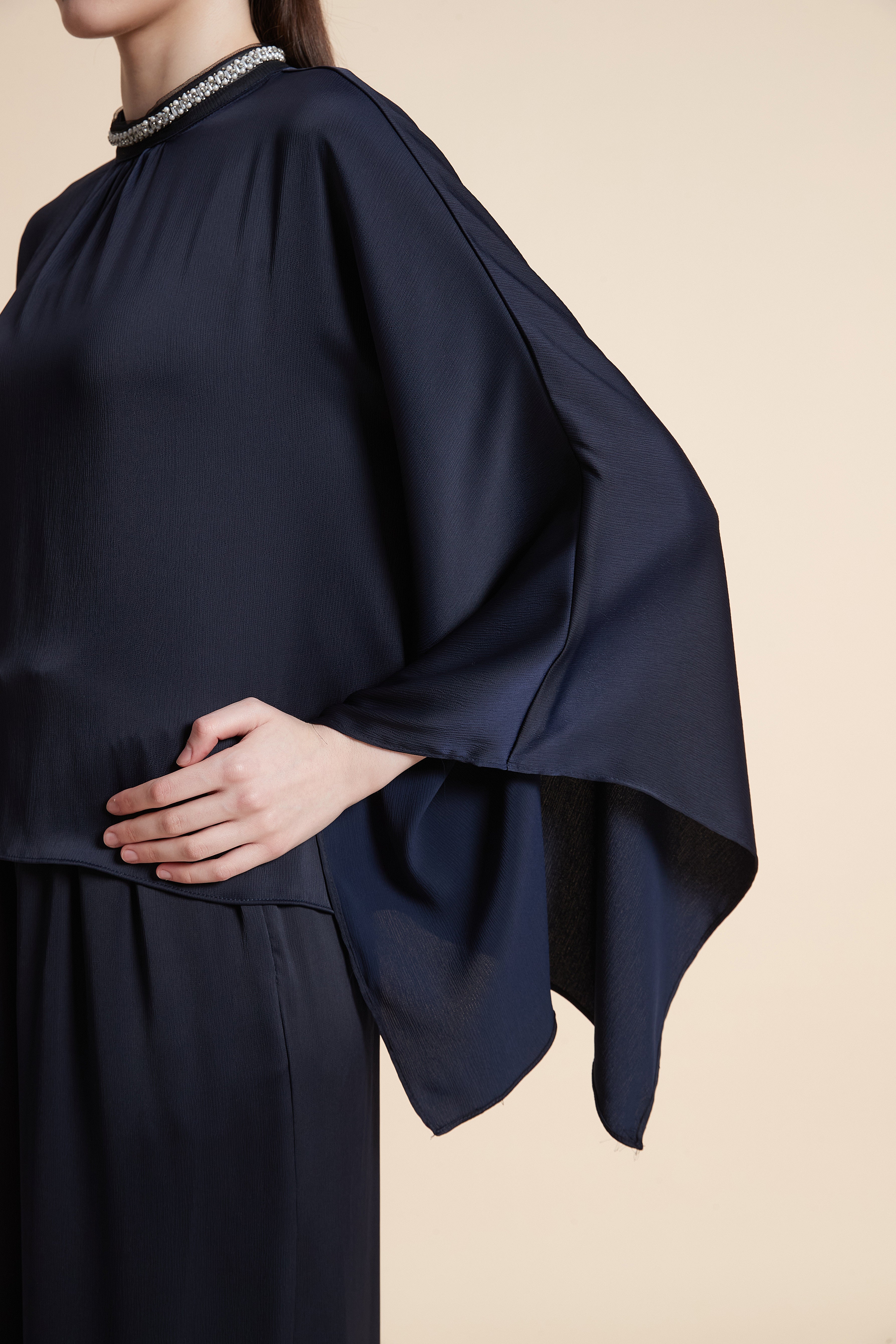 بلوزة سادة بأكمام فراشة