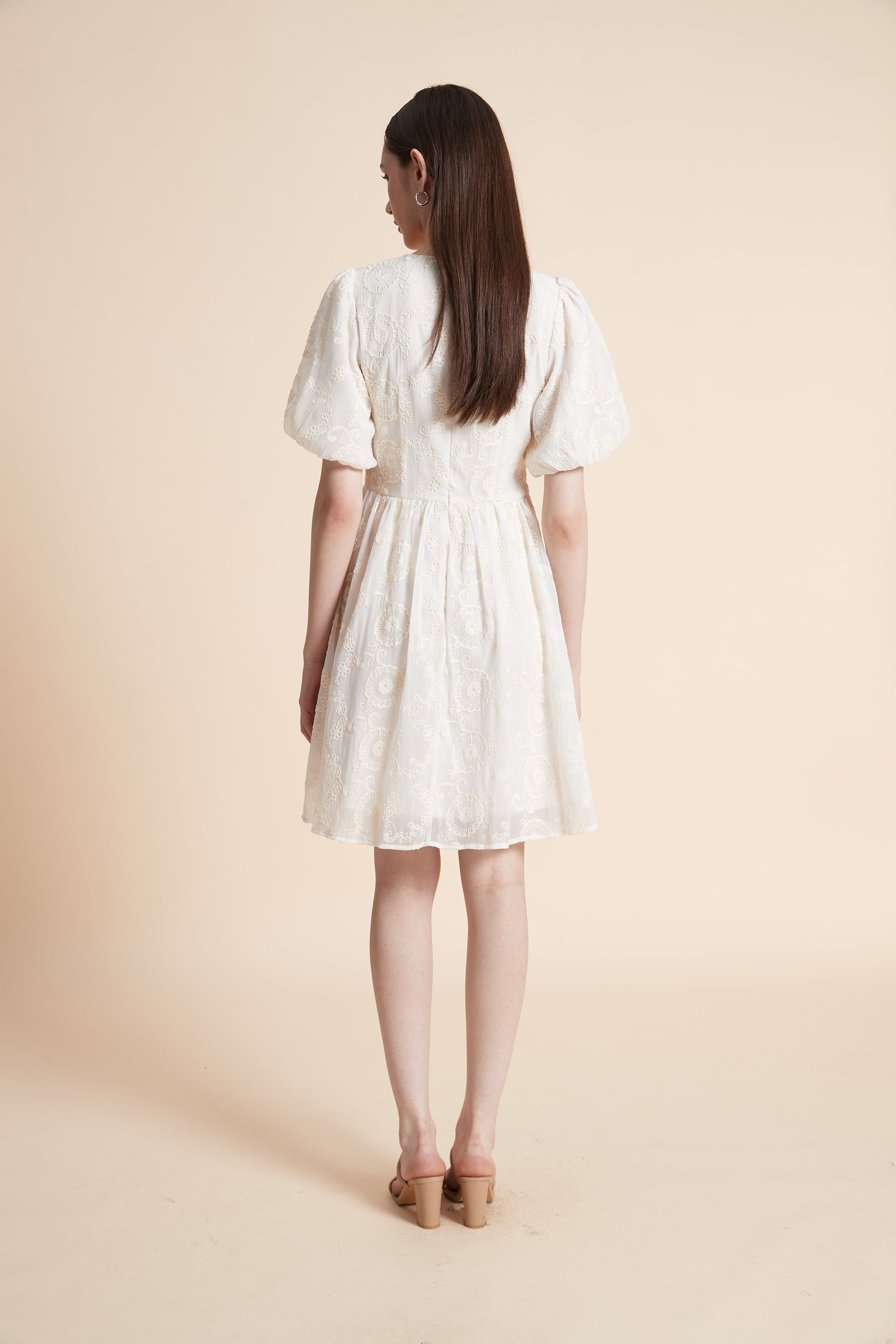 فستان بطول الركبة سادة