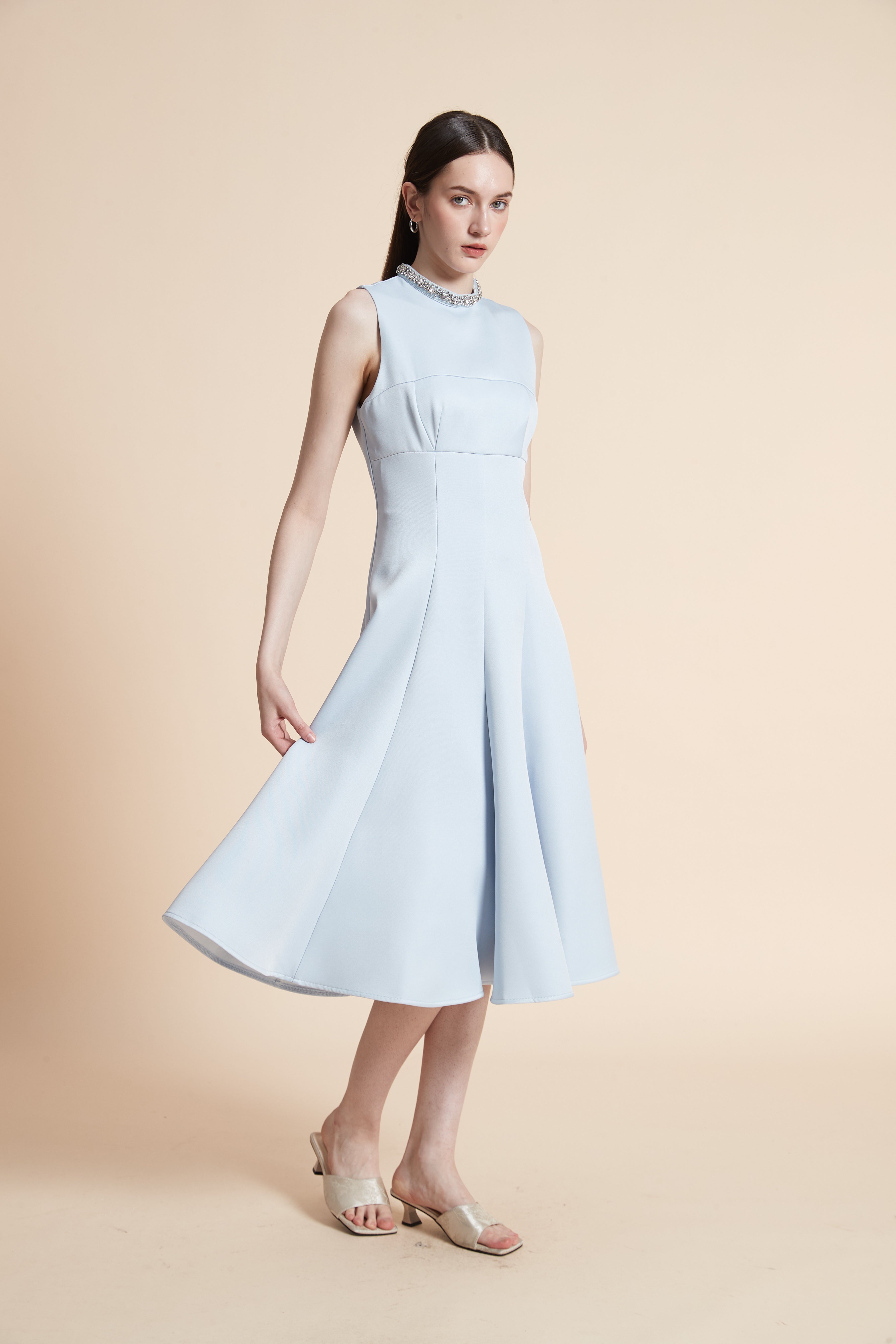 فستان ميدي سادة بدون أكمام