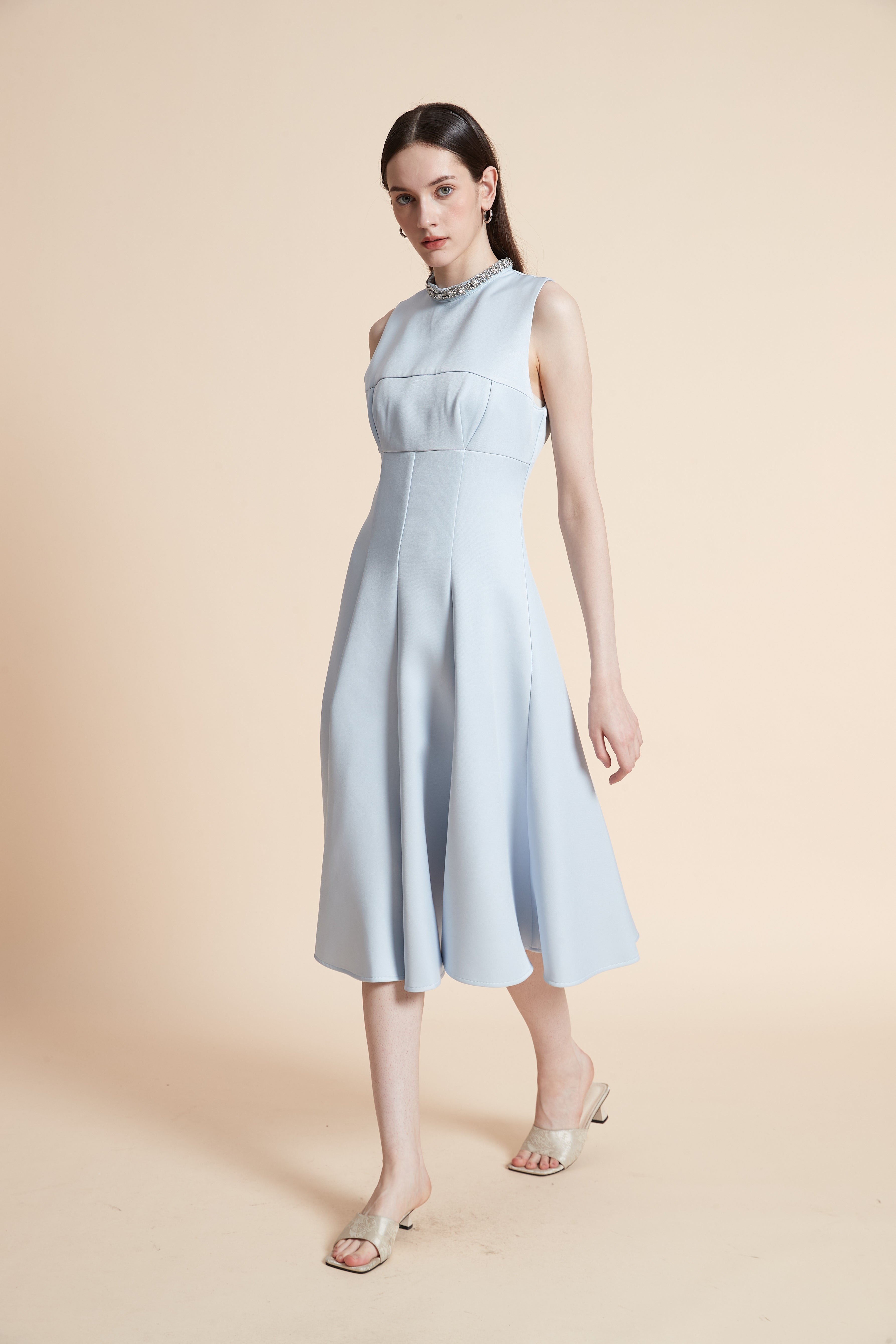 فستان ميدي سادة بدون أكمام