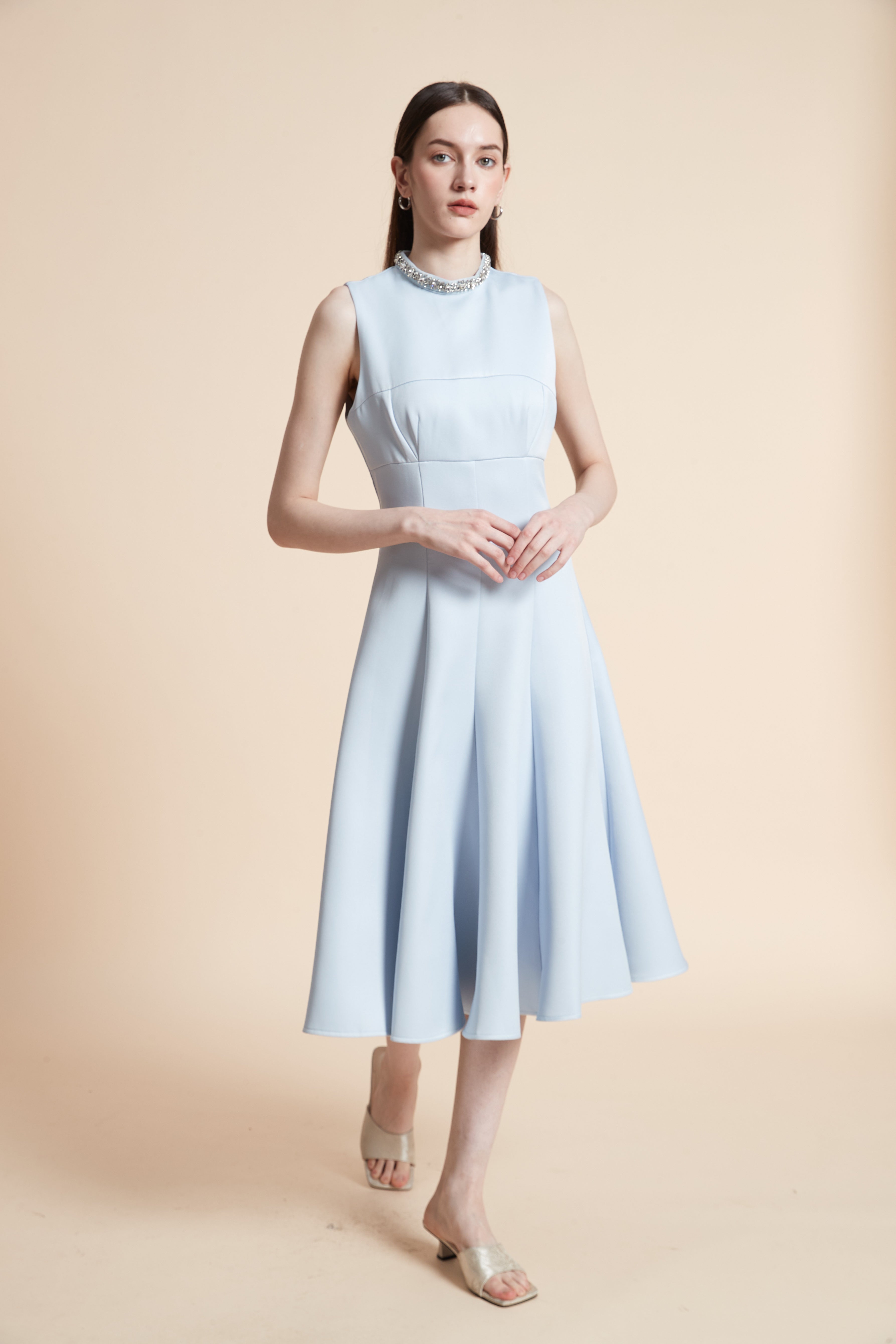 فستان ميدي سادة بدون أكمام