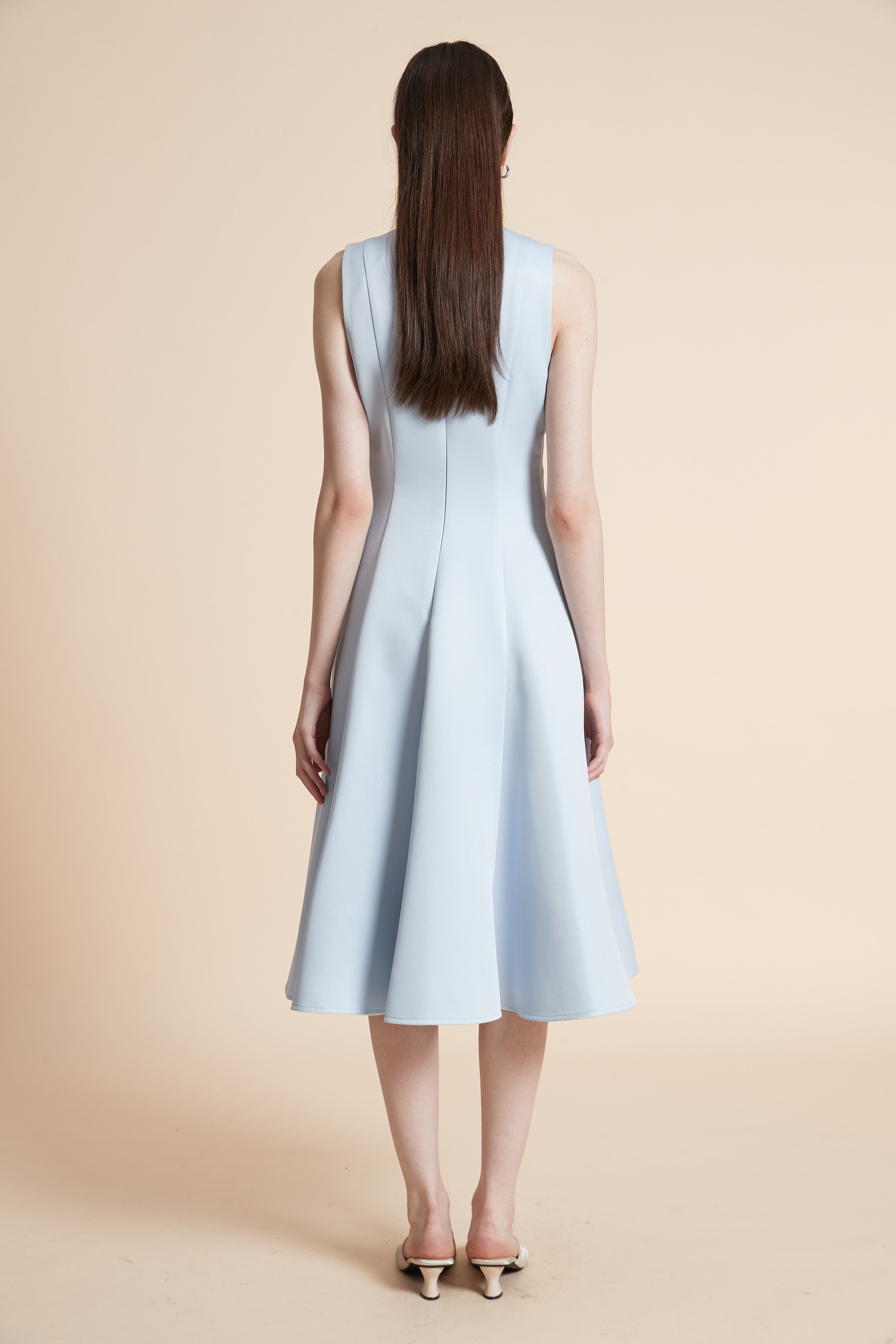 فستان ميدي سادة بدون أكمام