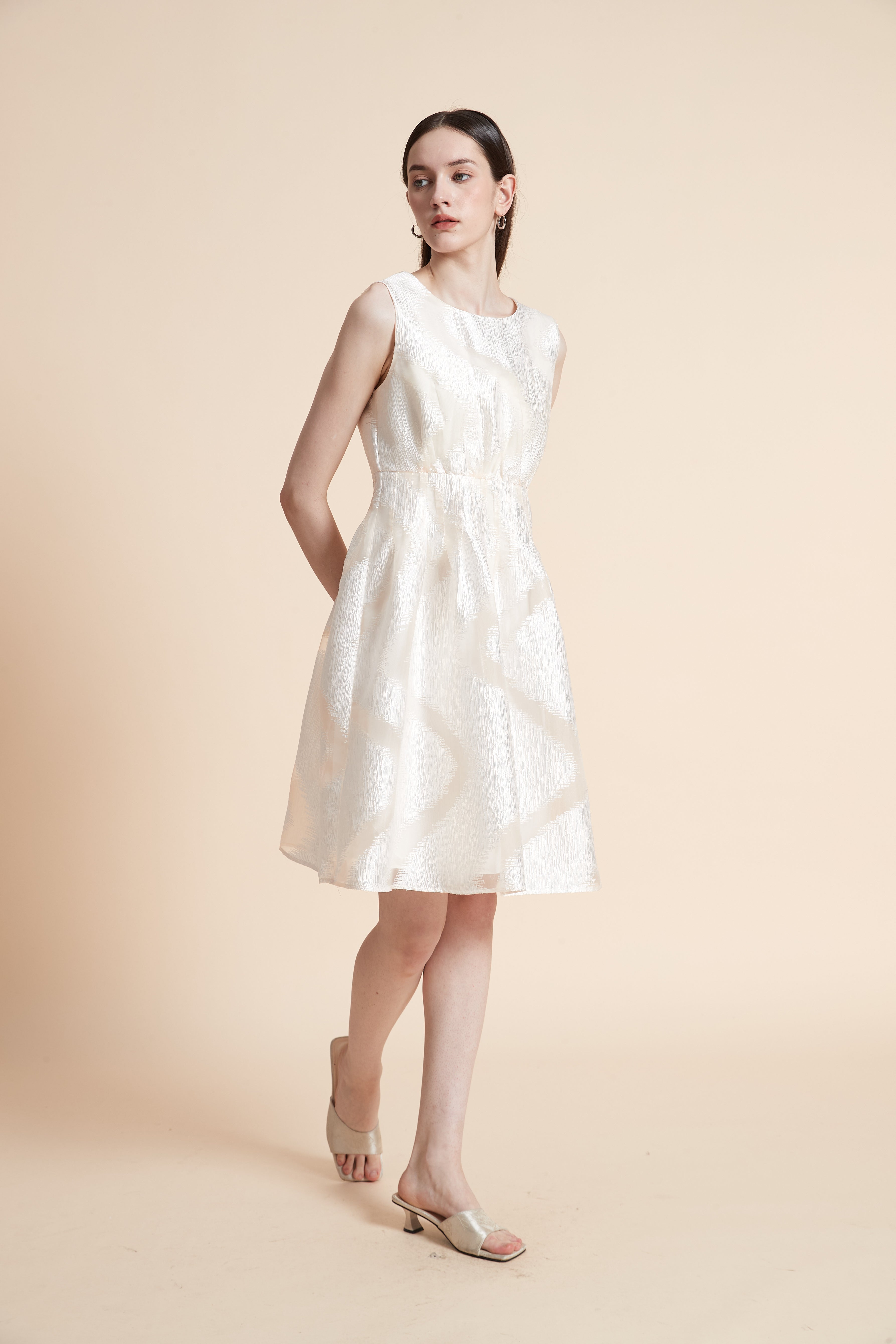 فستان بطول الركبة منقوش بدون أكمام