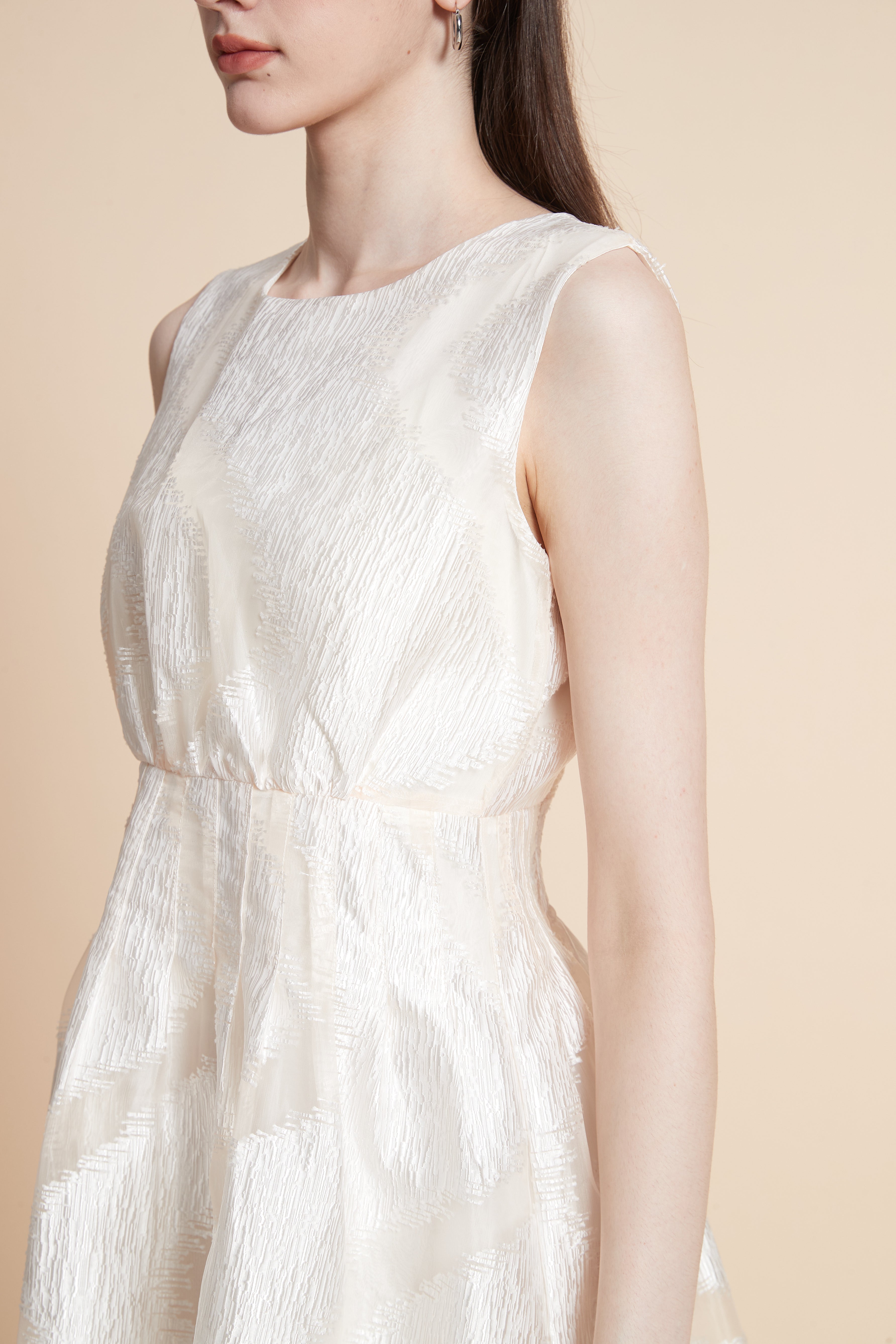 فستان بطول الركبة منقوش بدون أكمام