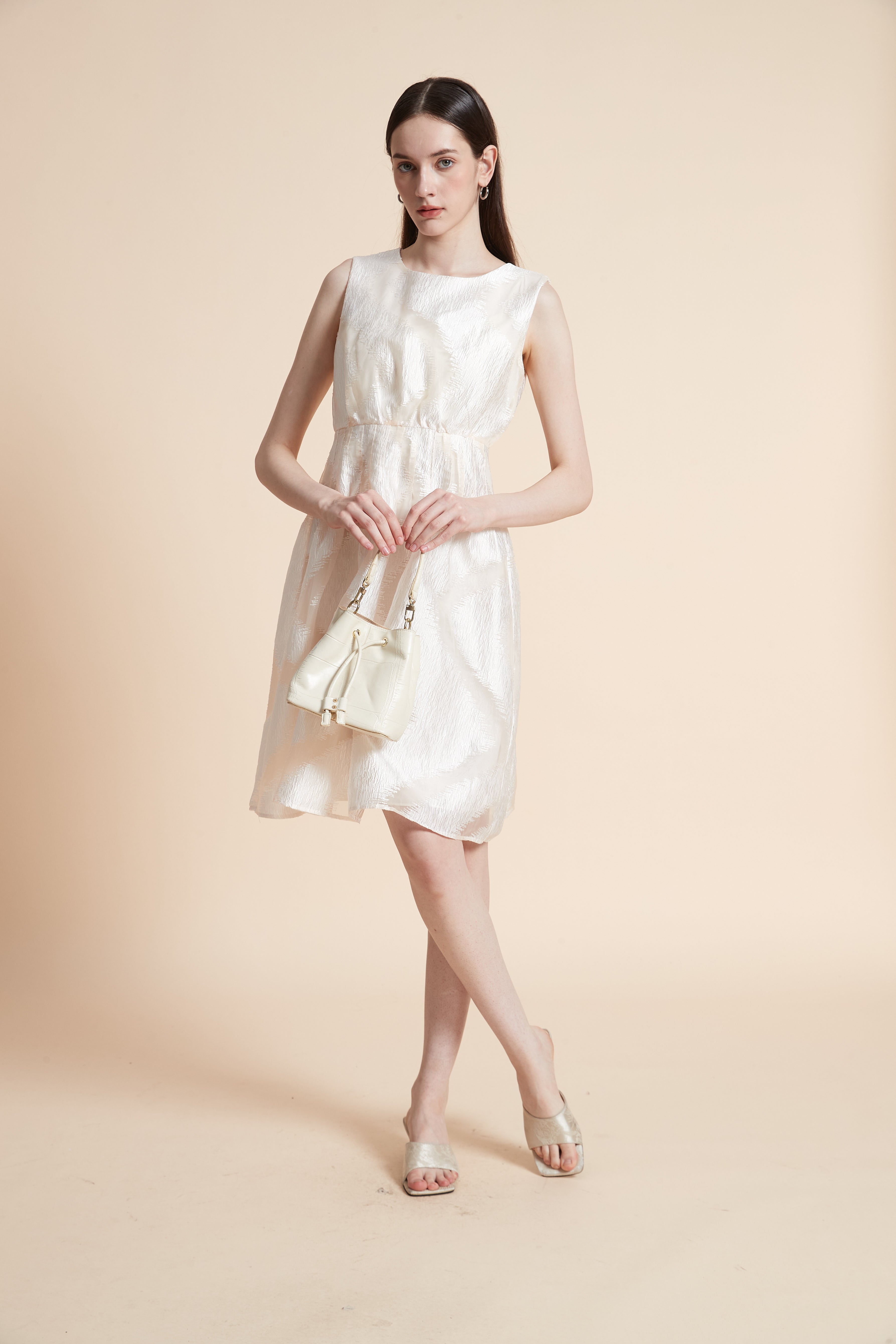 فستان بطول الركبة منقوش بدون أكمام