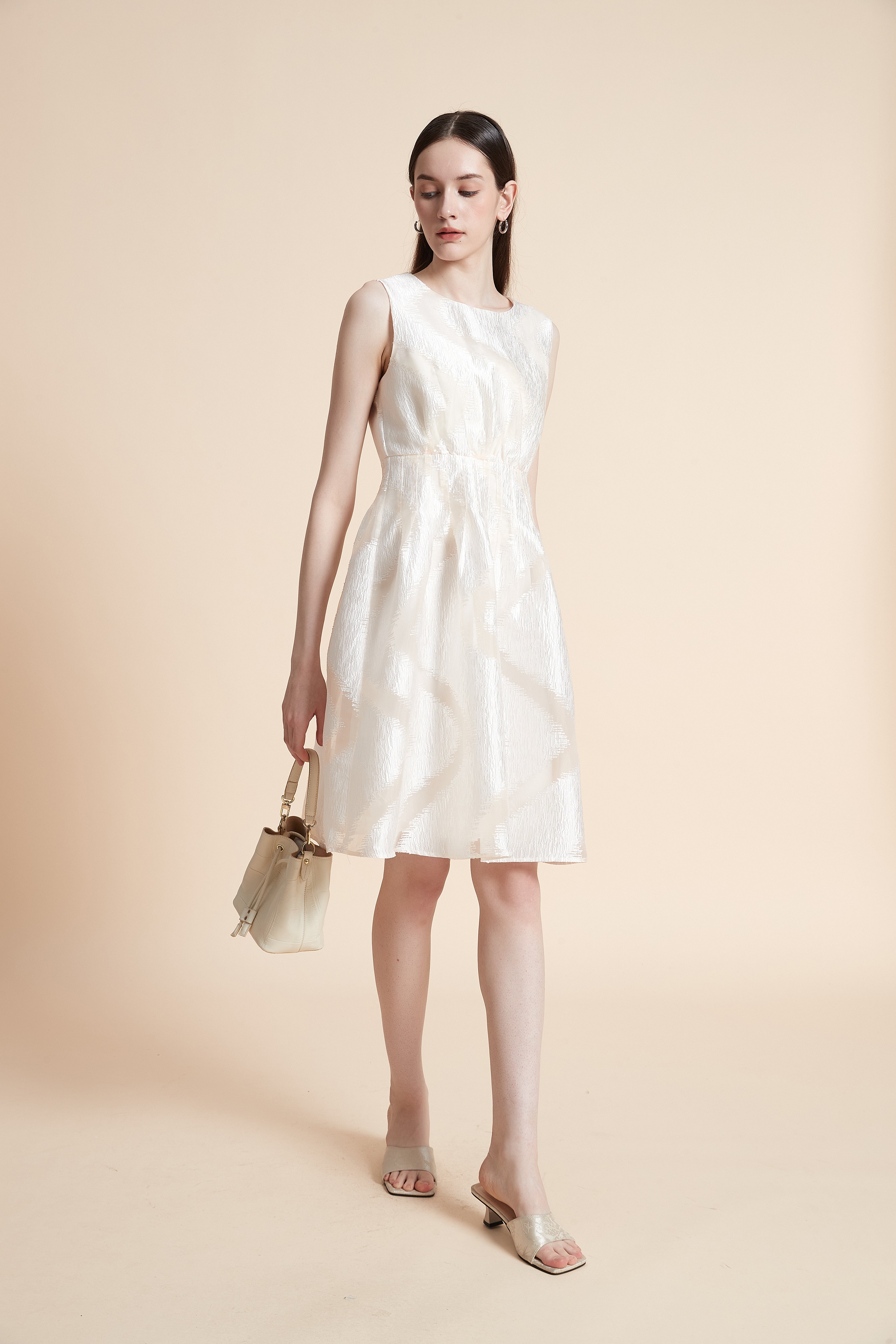 فستان بطول الركبة منقوش بدون أكمام