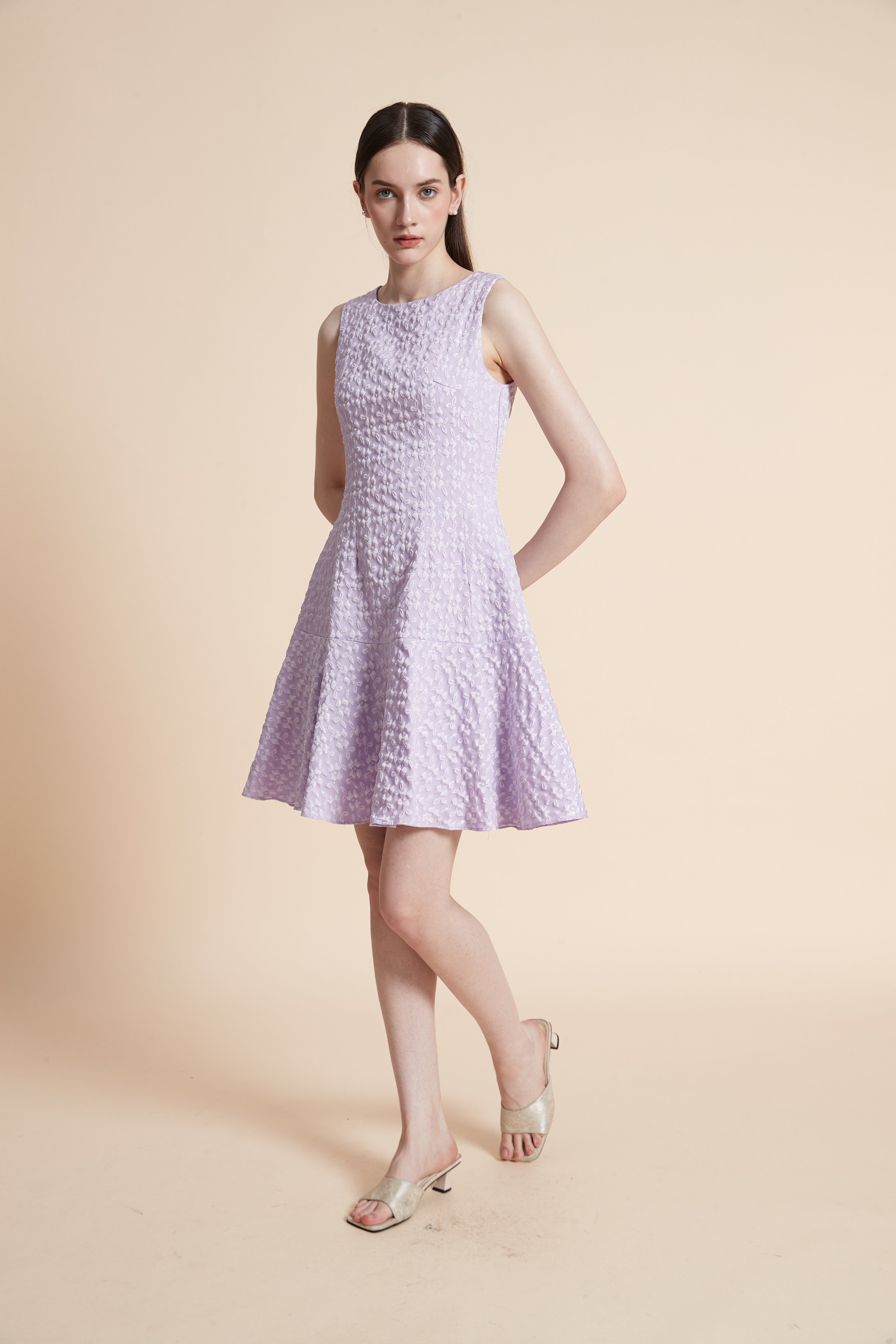 فستان بطول الركبة مطرز بدون أكمام