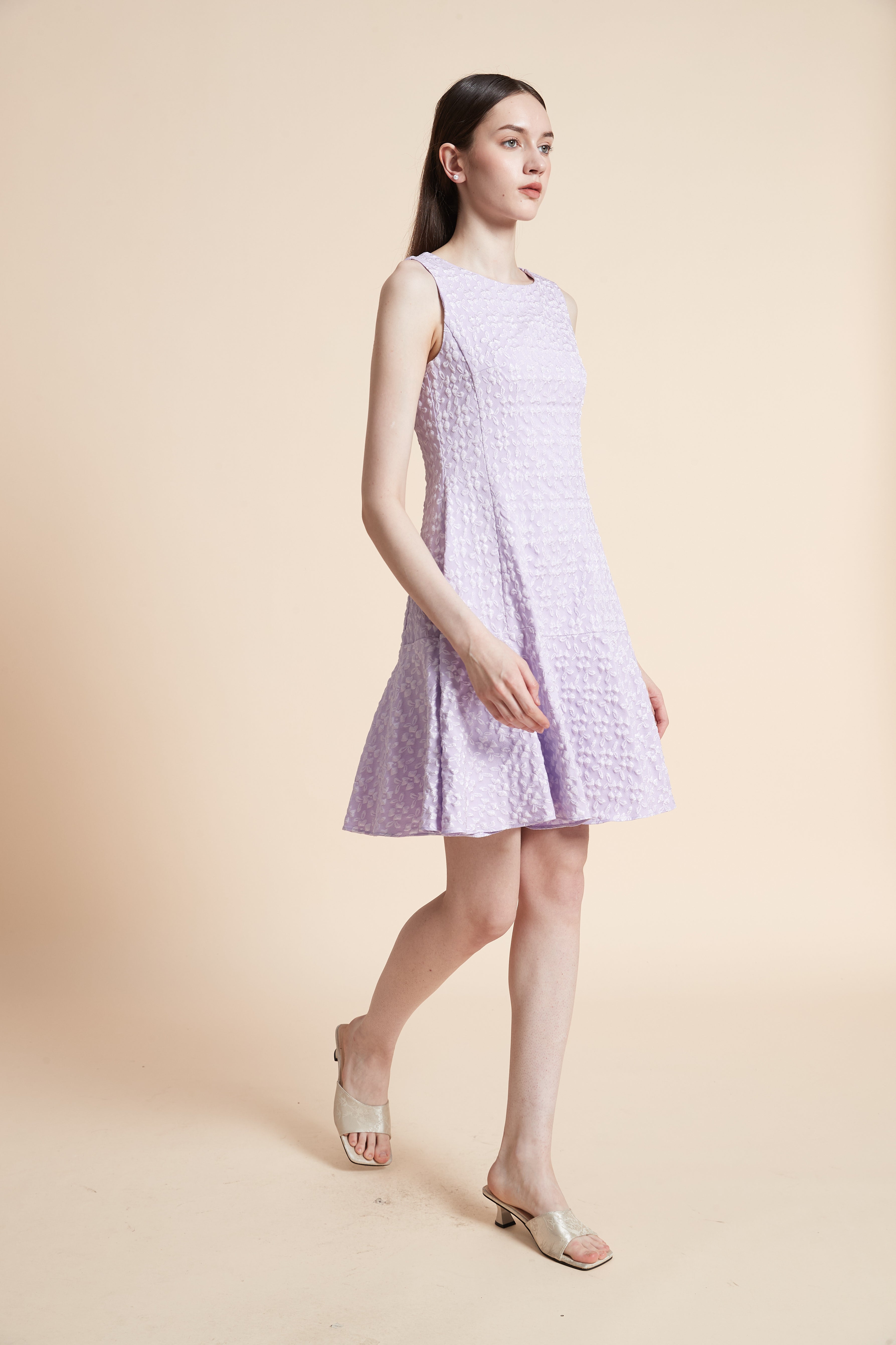 فستان بطول الركبة مطرز بدون أكمام