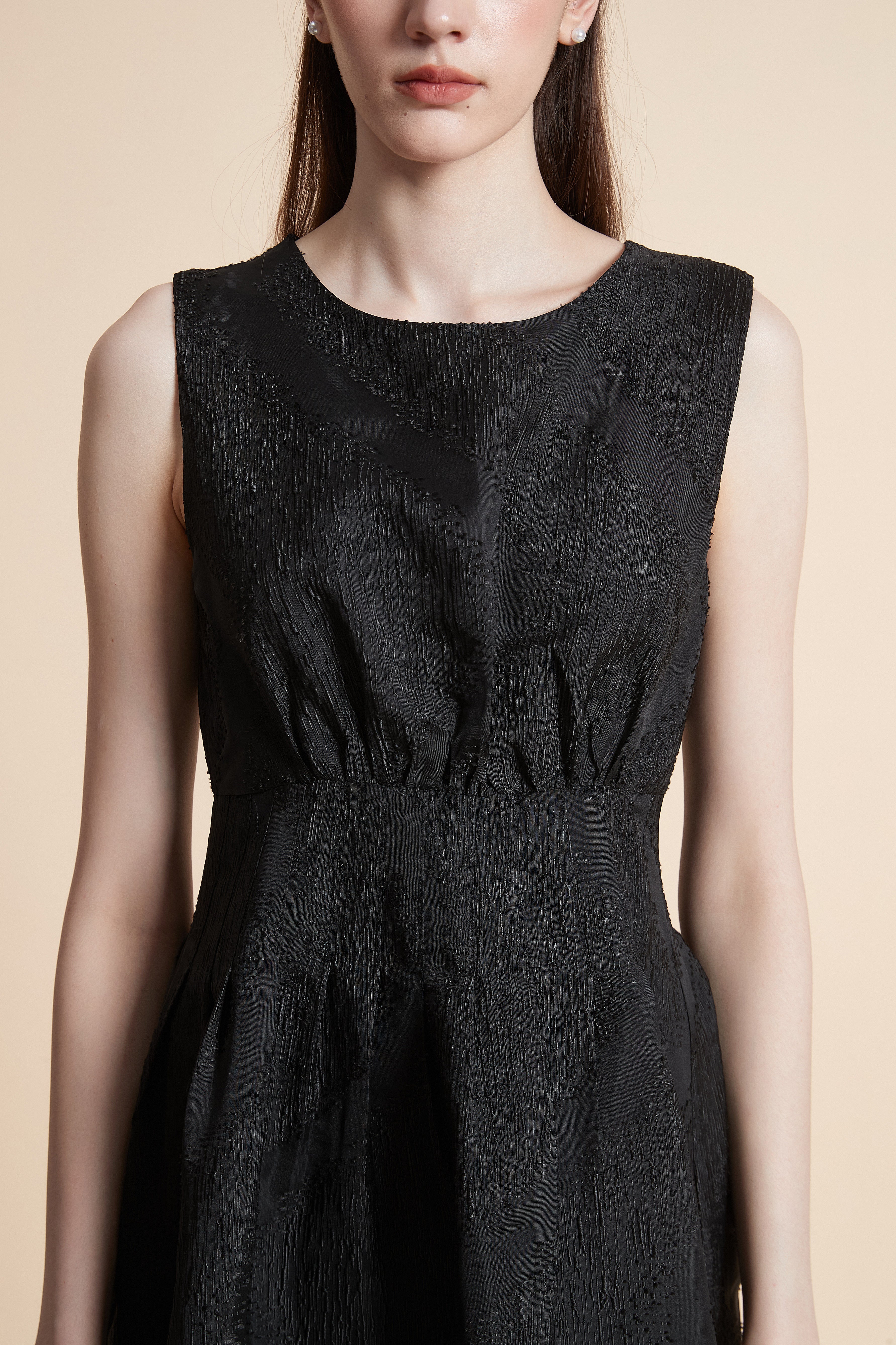 فستان بطول الركبة منقوش بدون أكمام