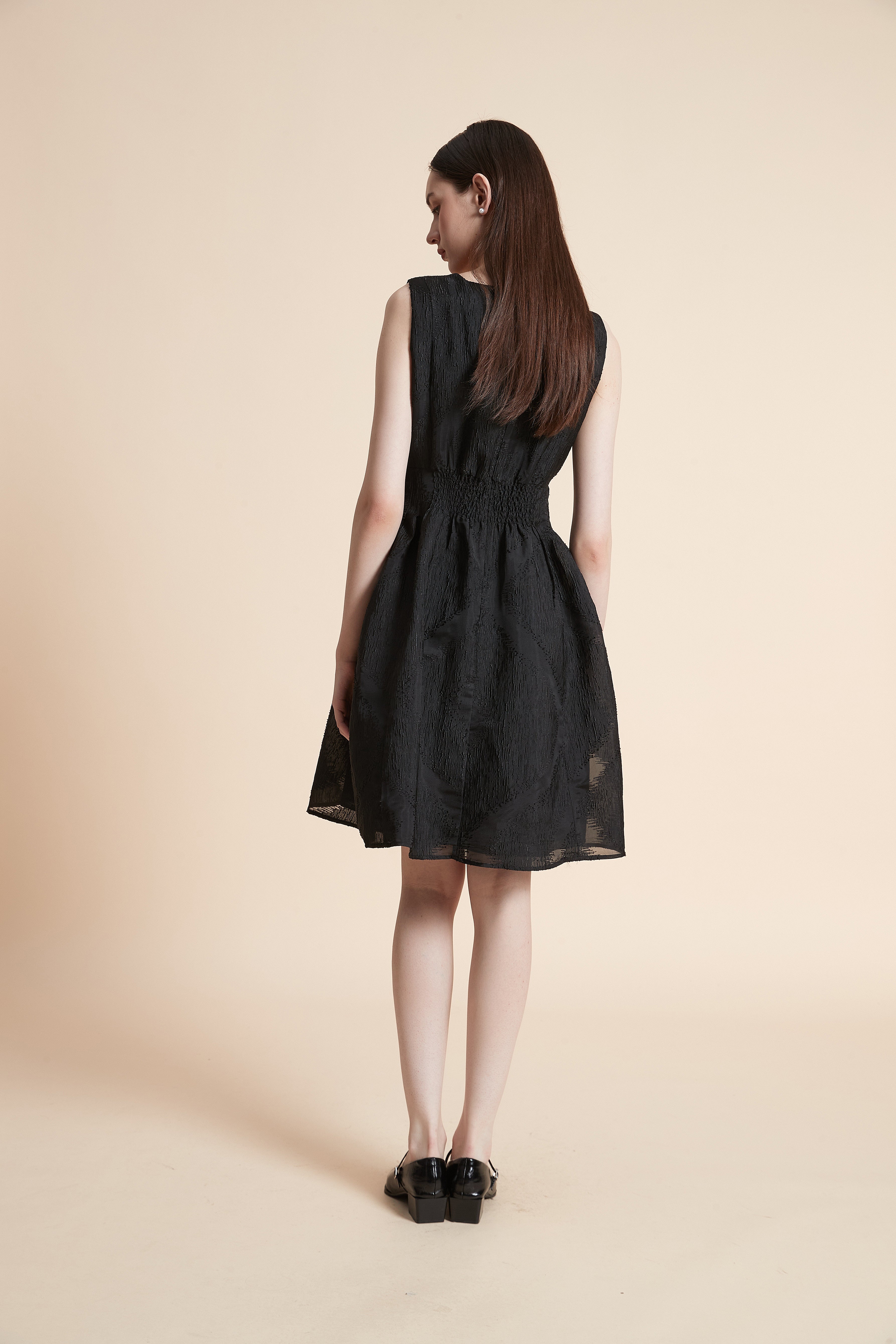 فستان بطول الركبة منقوش بدون أكمام