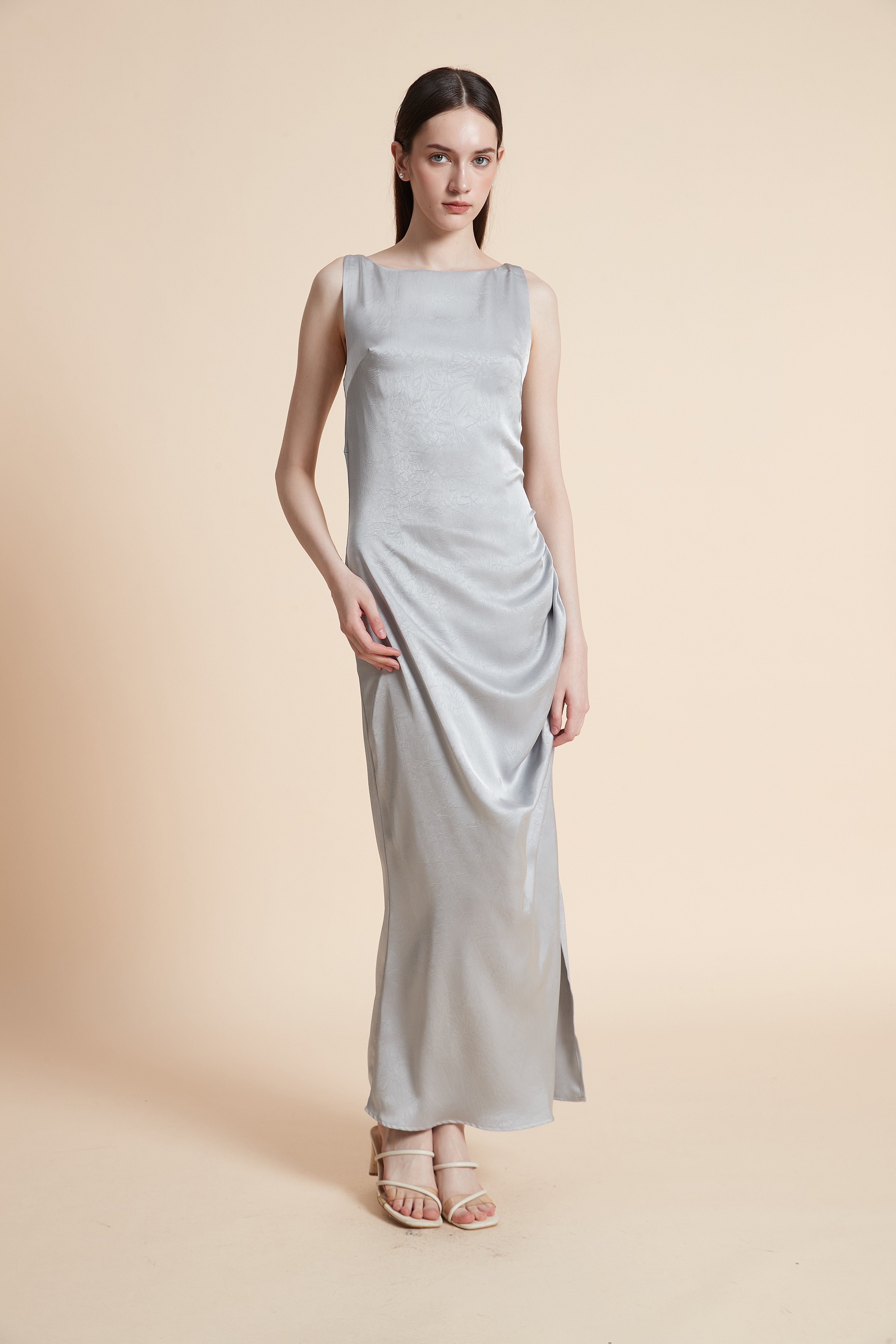 فستان طويل سادة بدون أكمام