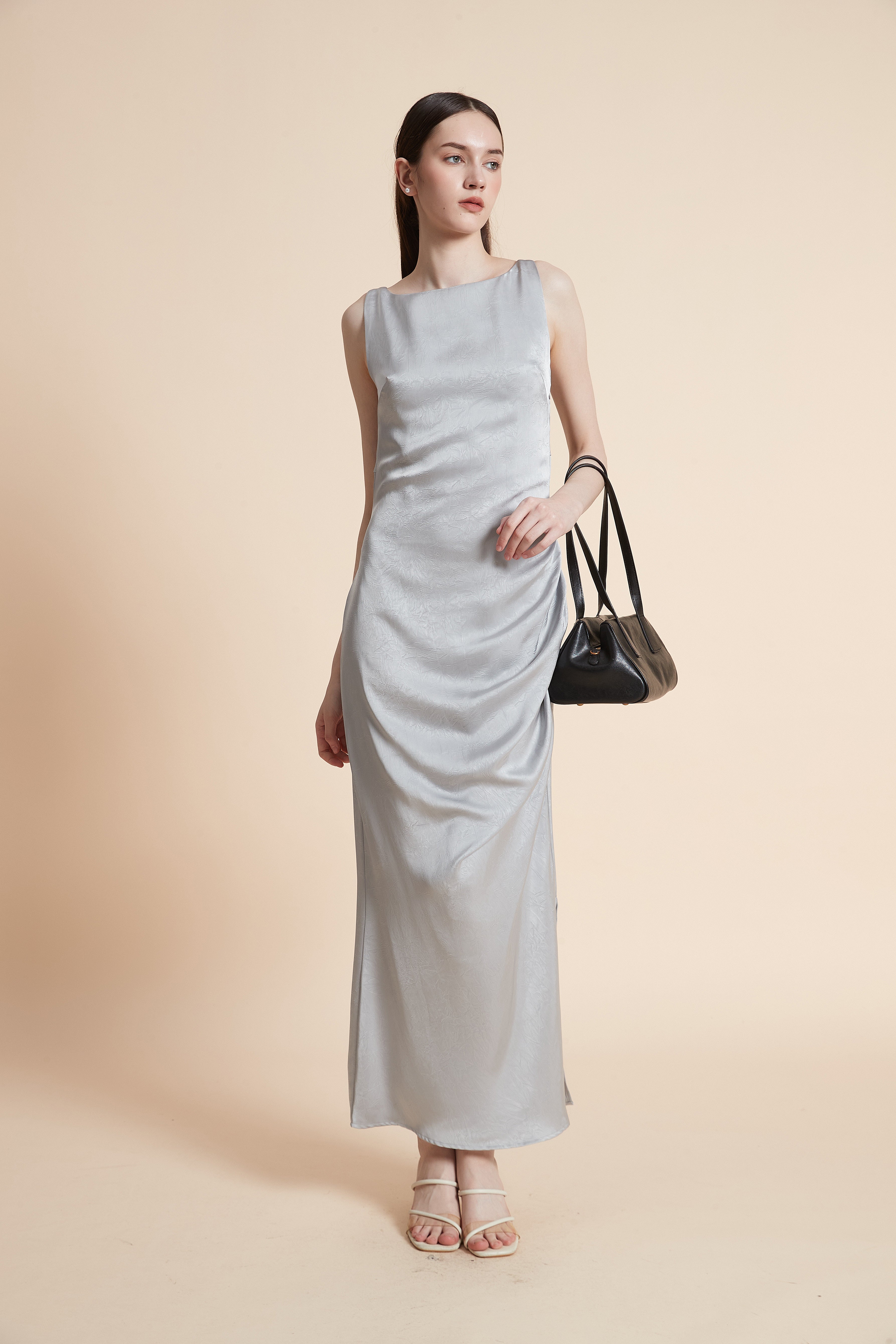 فستان طويل سادة بدون أكمام