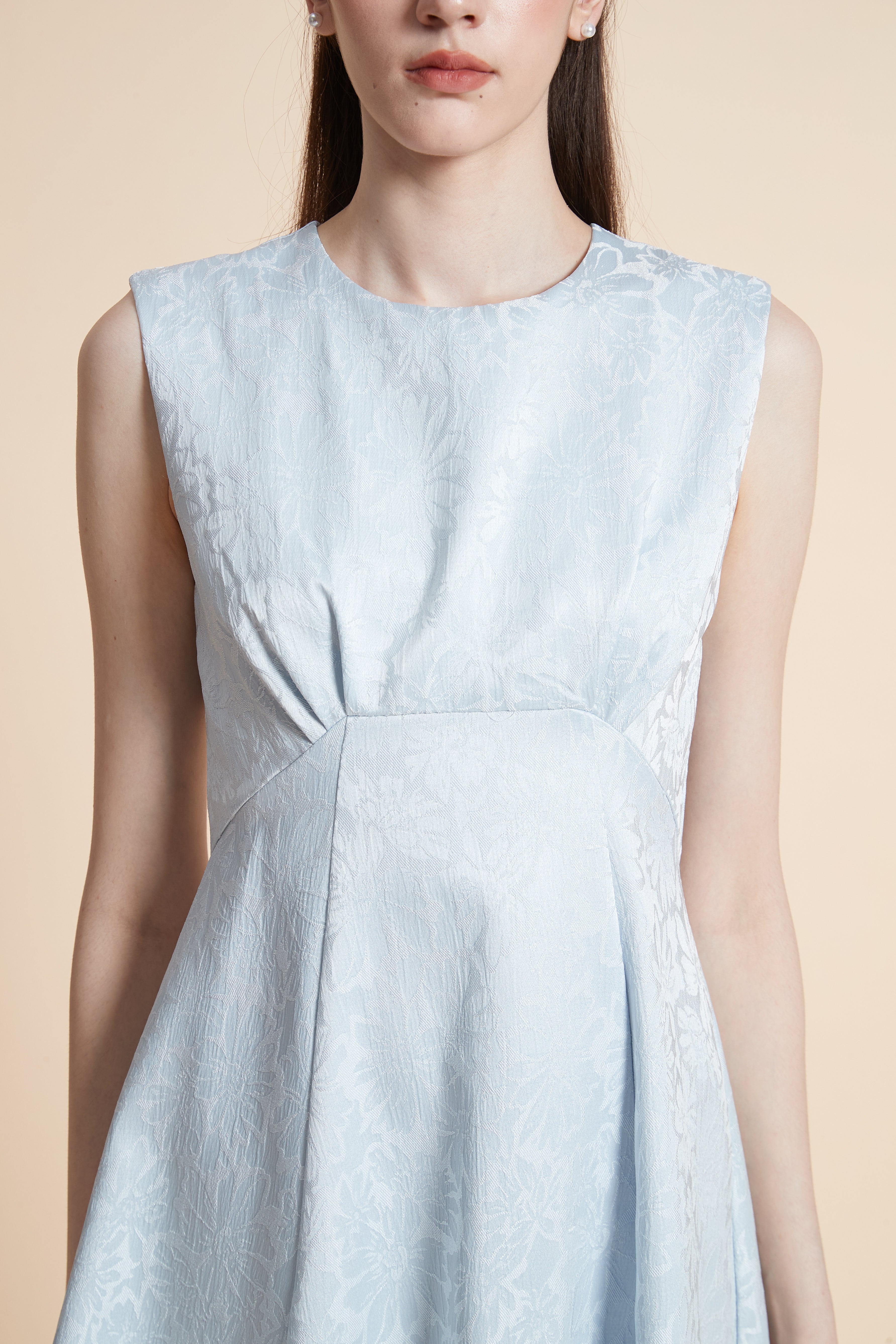 فستان بطول الركبة منقوش بدون أكمام