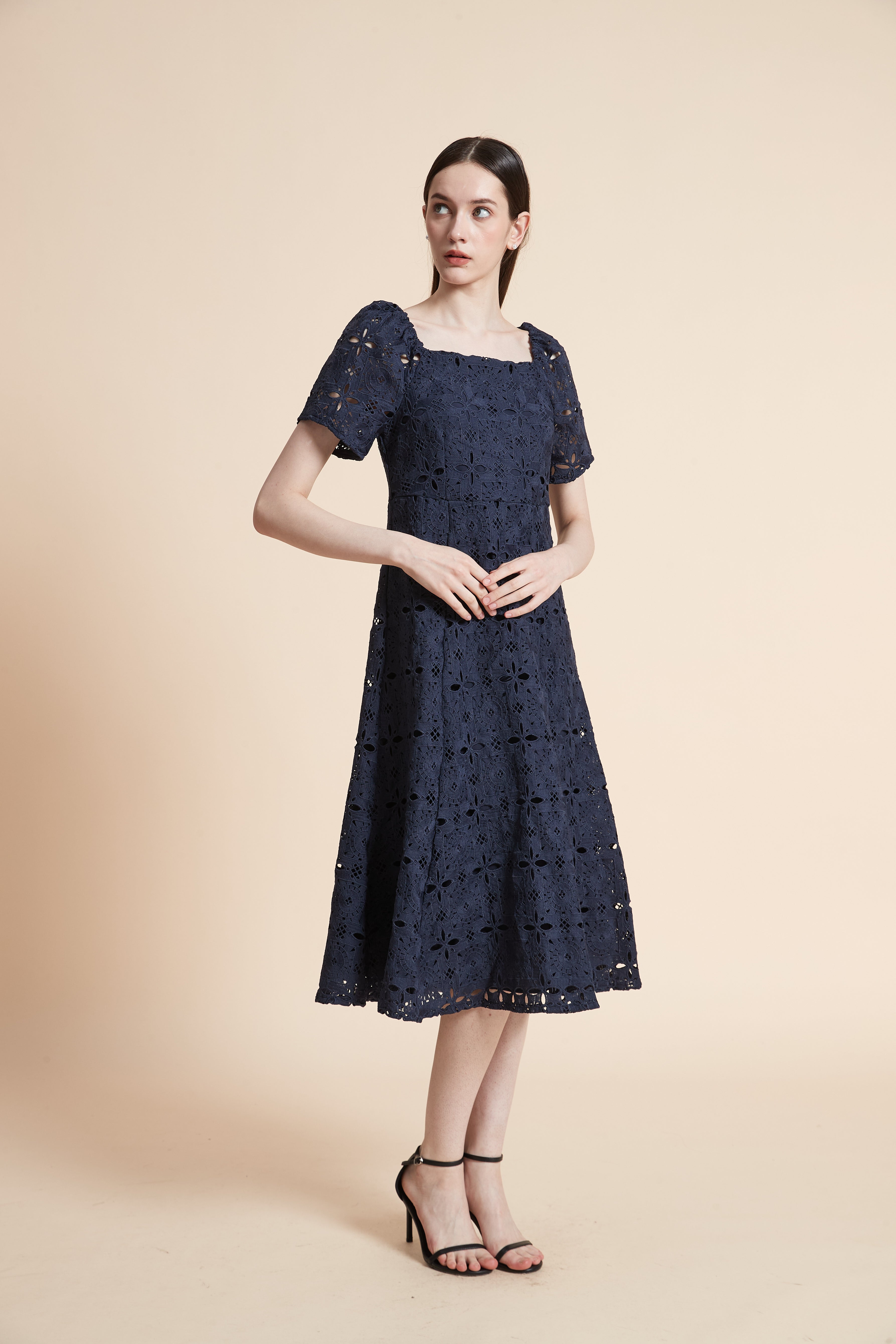 فستان ميدي مطرز بأكمام قصيرة