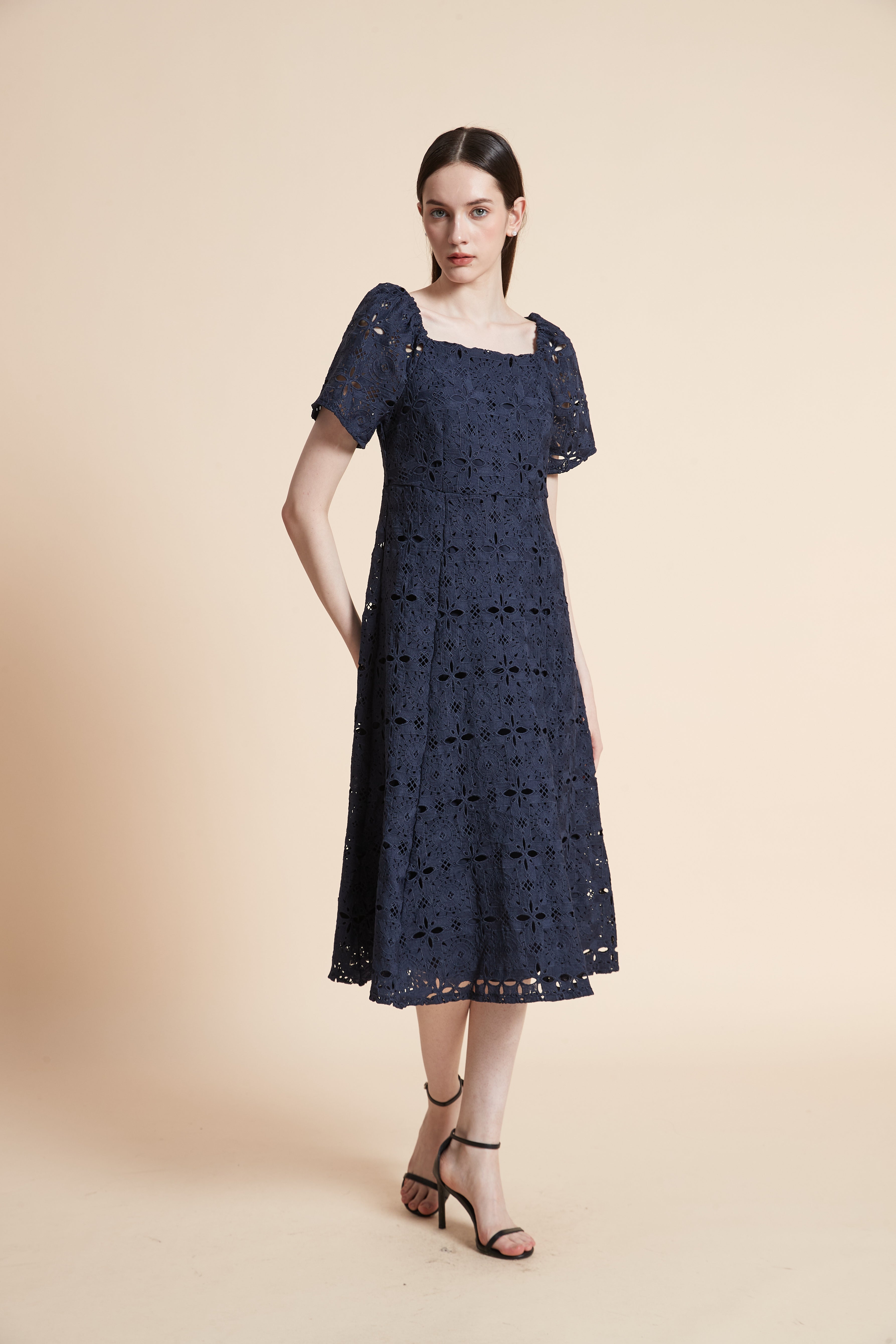 فستان ميدي مطرز بأكمام قصيرة