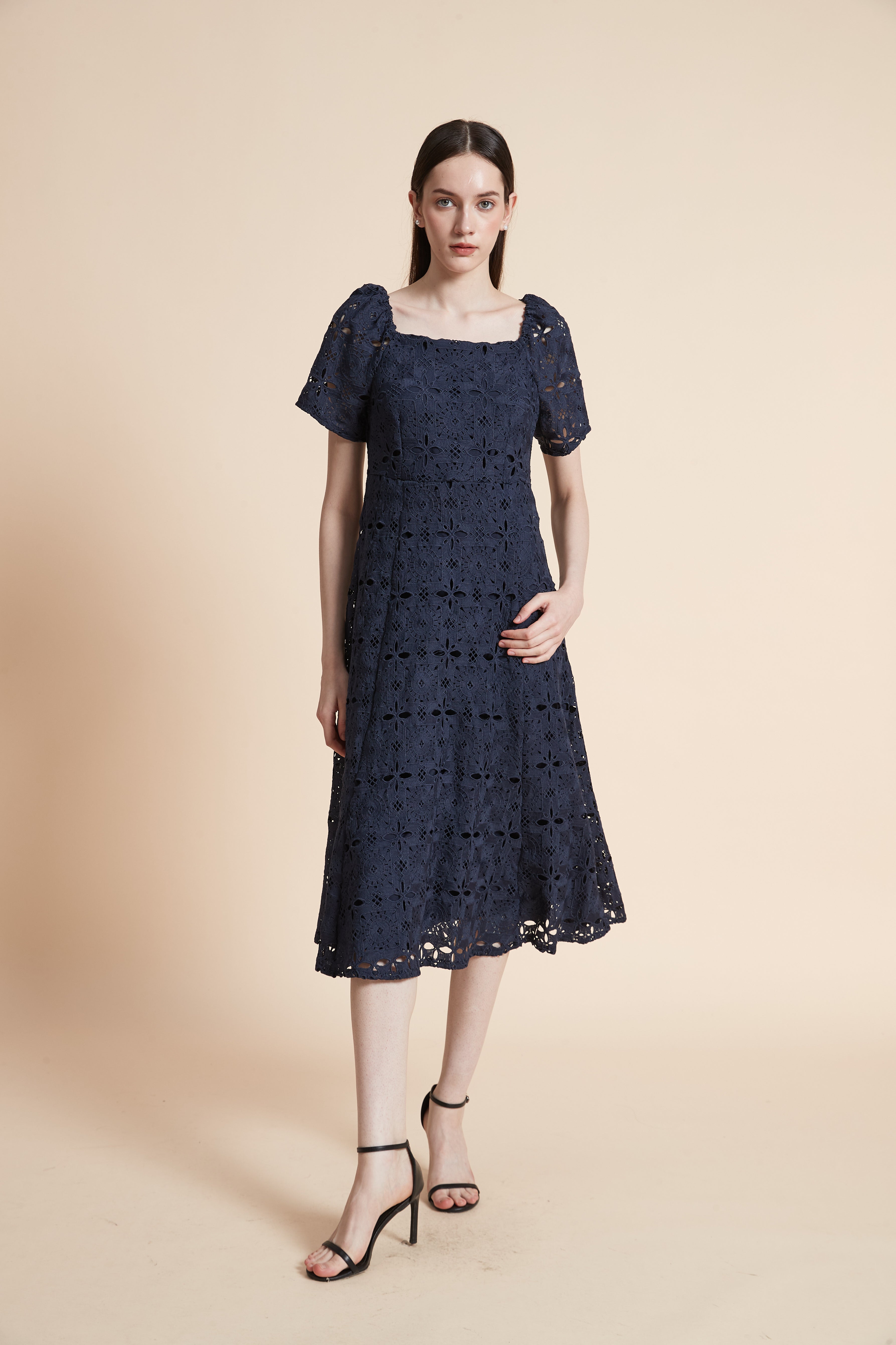 فستان ميدي مطرز بأكمام قصيرة