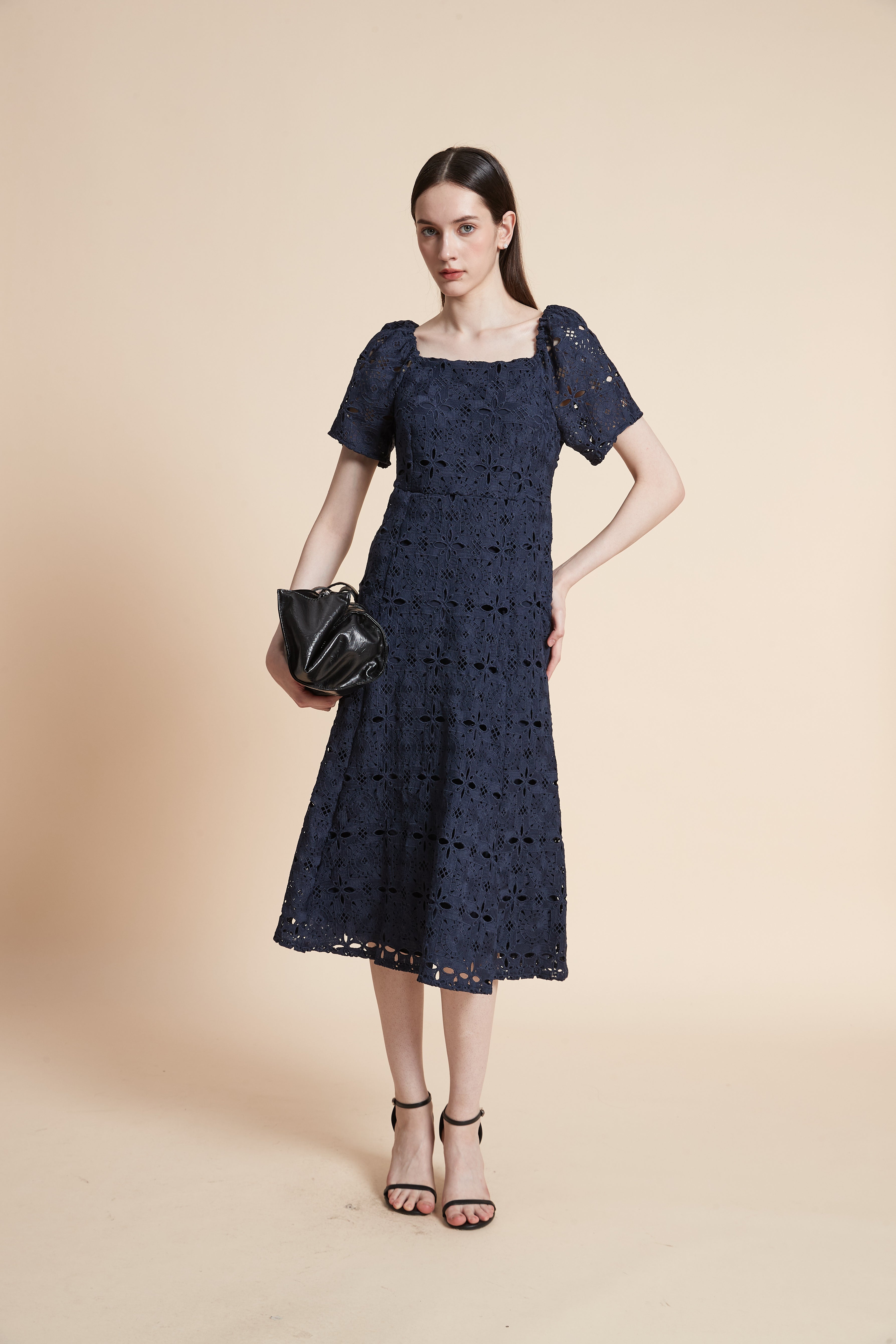 فستان ميدي مطرز بأكمام قصيرة