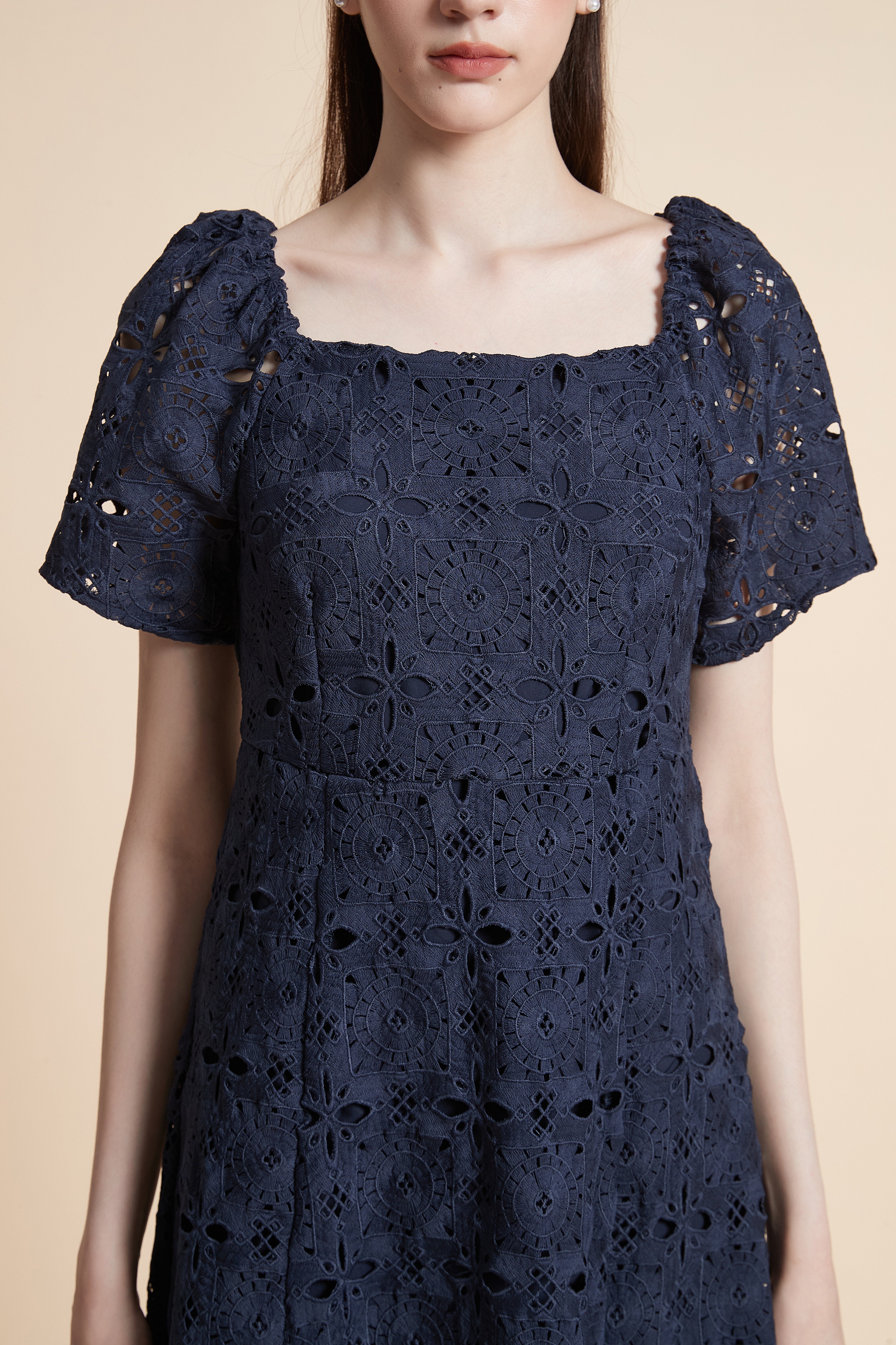 فستان ميدي مطرز بأكمام قصيرة