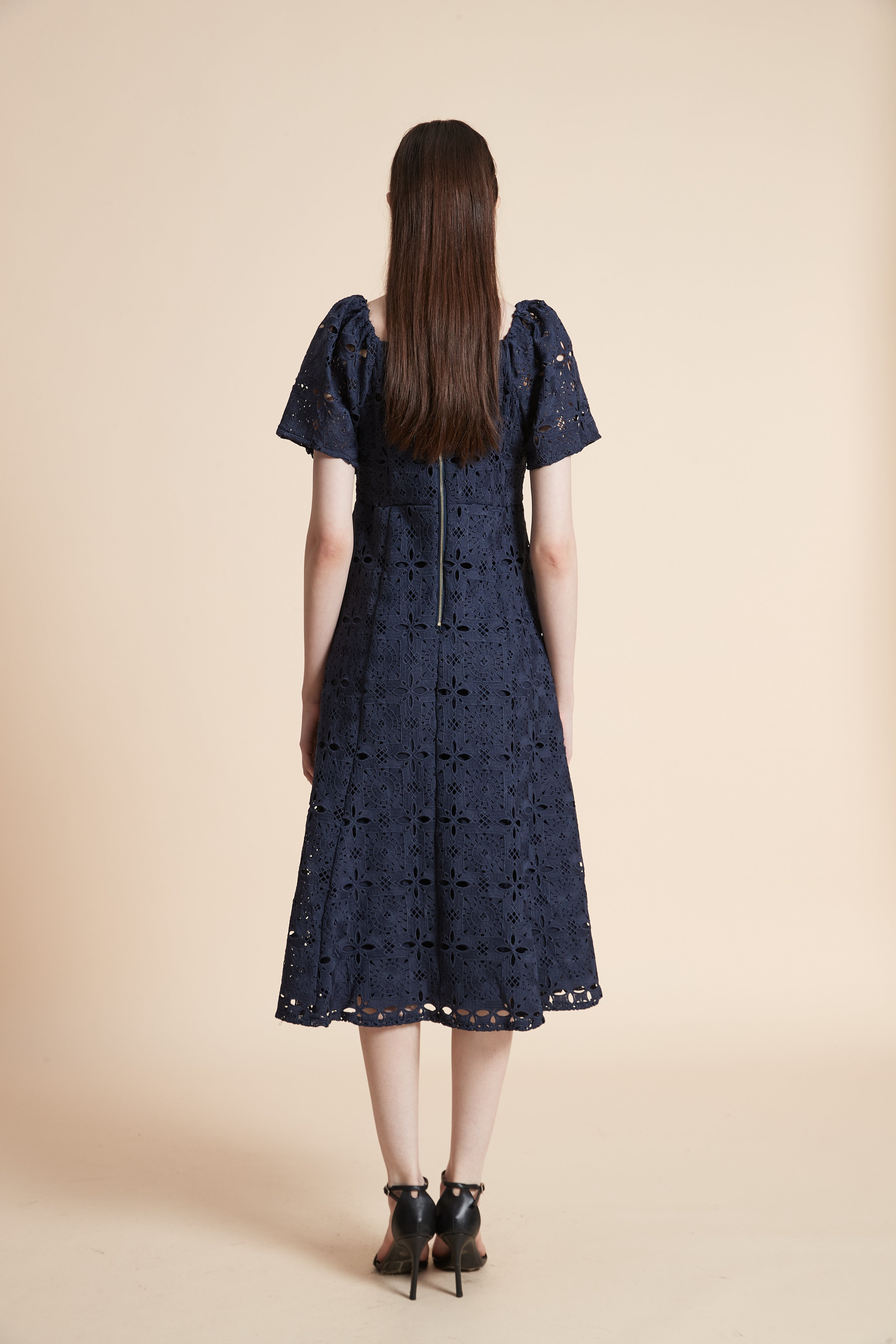 فستان ميدي مطرز بأكمام قصيرة