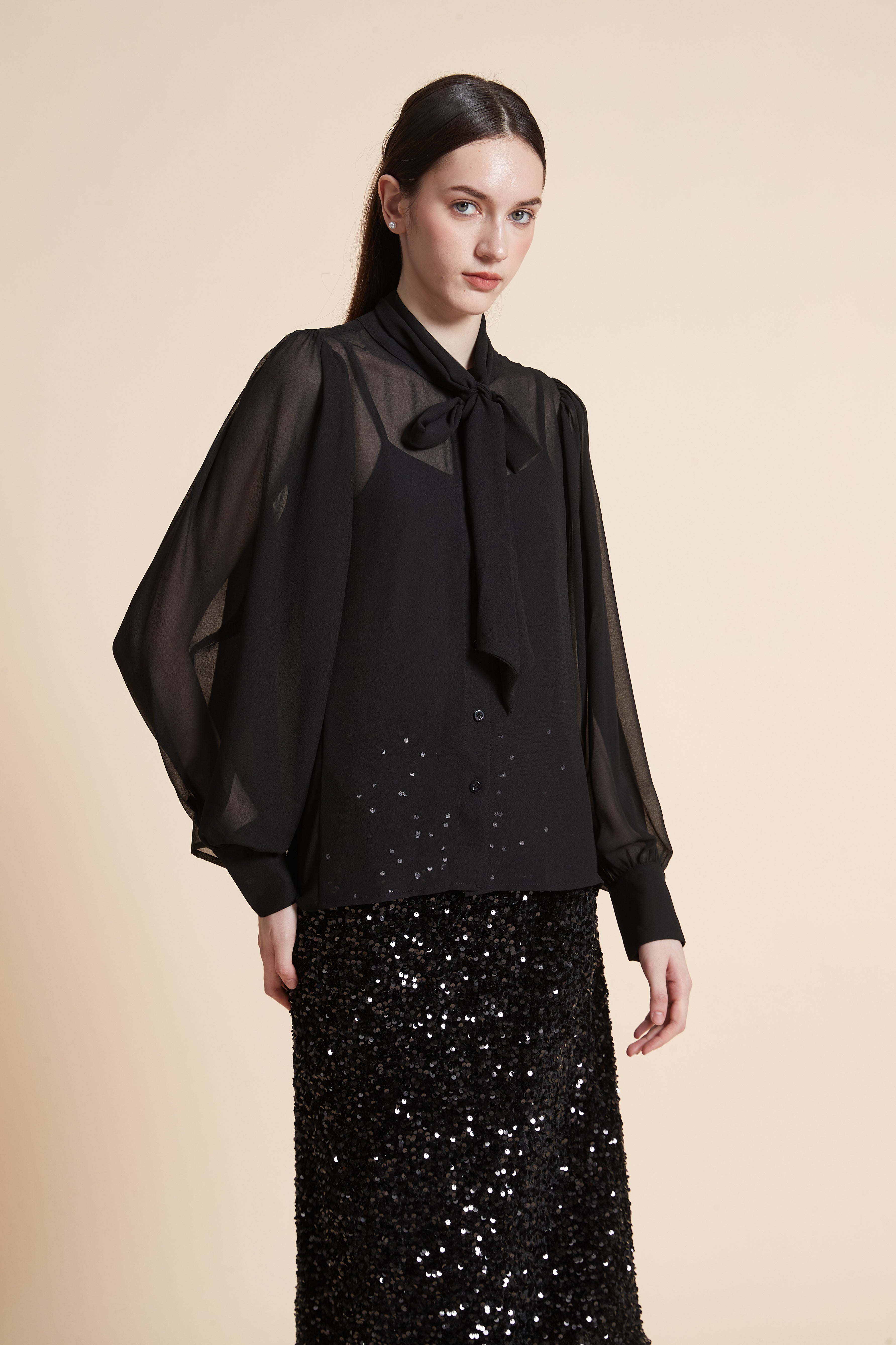 بلوزة سادة بربطة عنق بأكمام طويلة