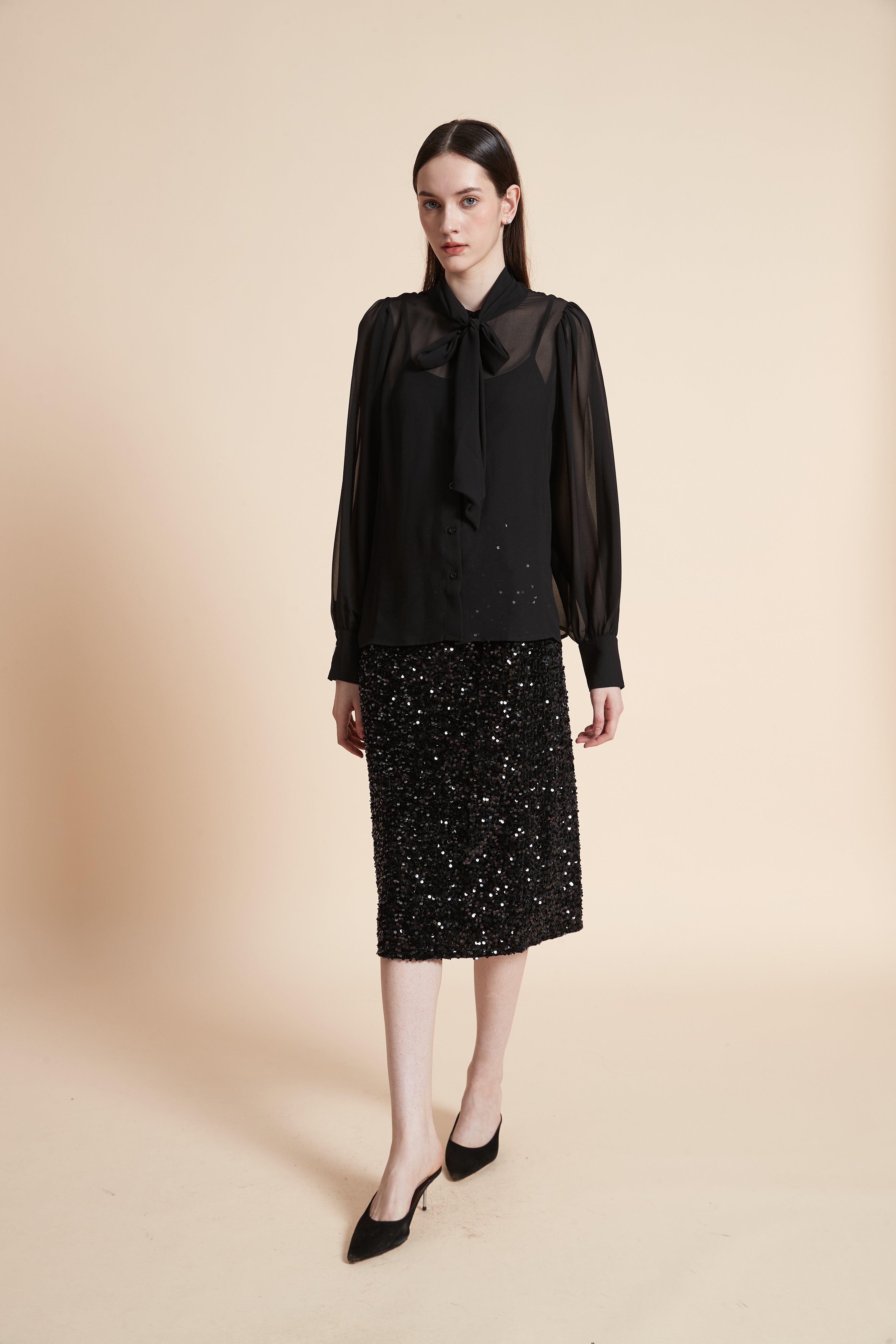 بلوزة سادة بربطة عنق بأكمام طويلة