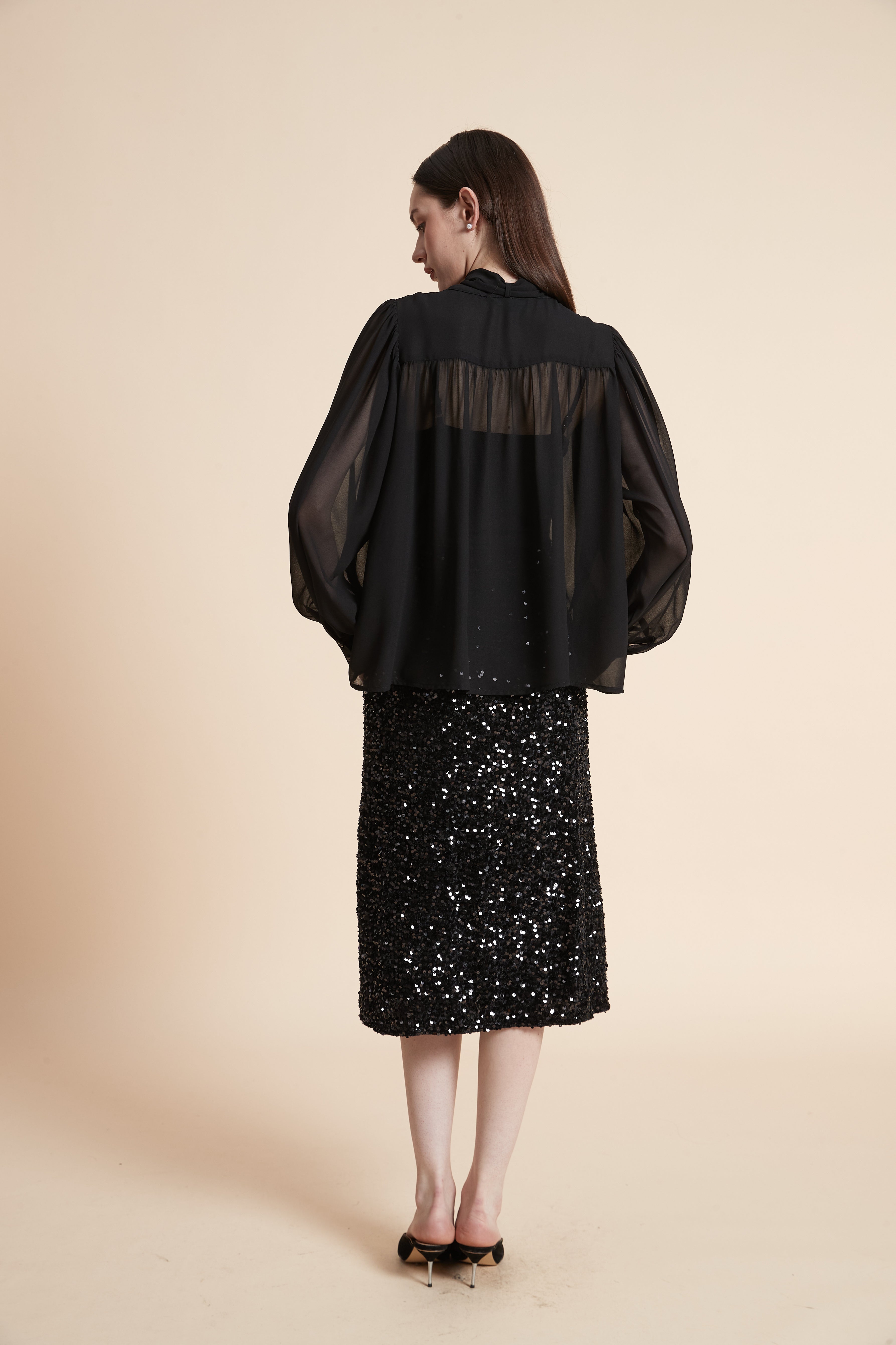 بلوزة سادة بربطة عنق بأكمام طويلة