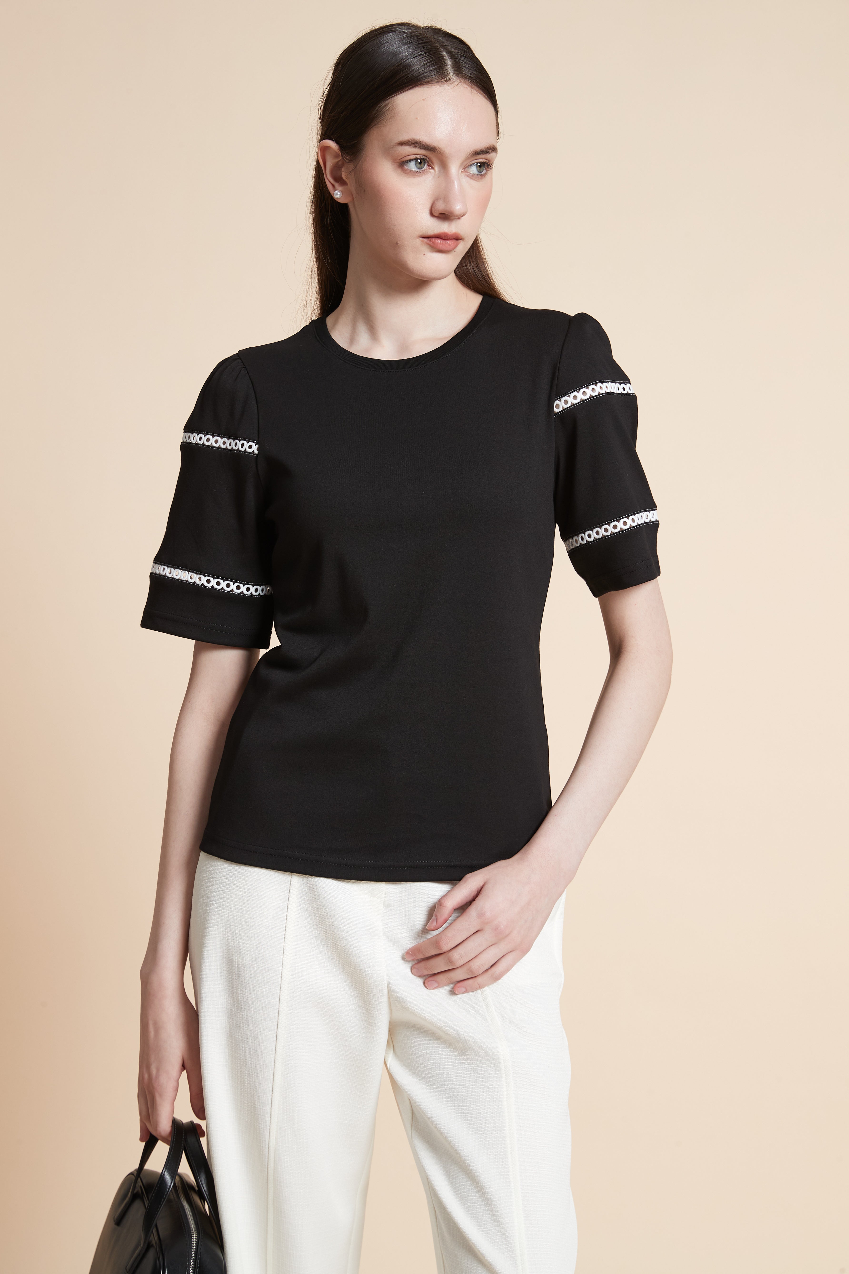 تيشيرت سادة بأكمام قصيرة مطرزة