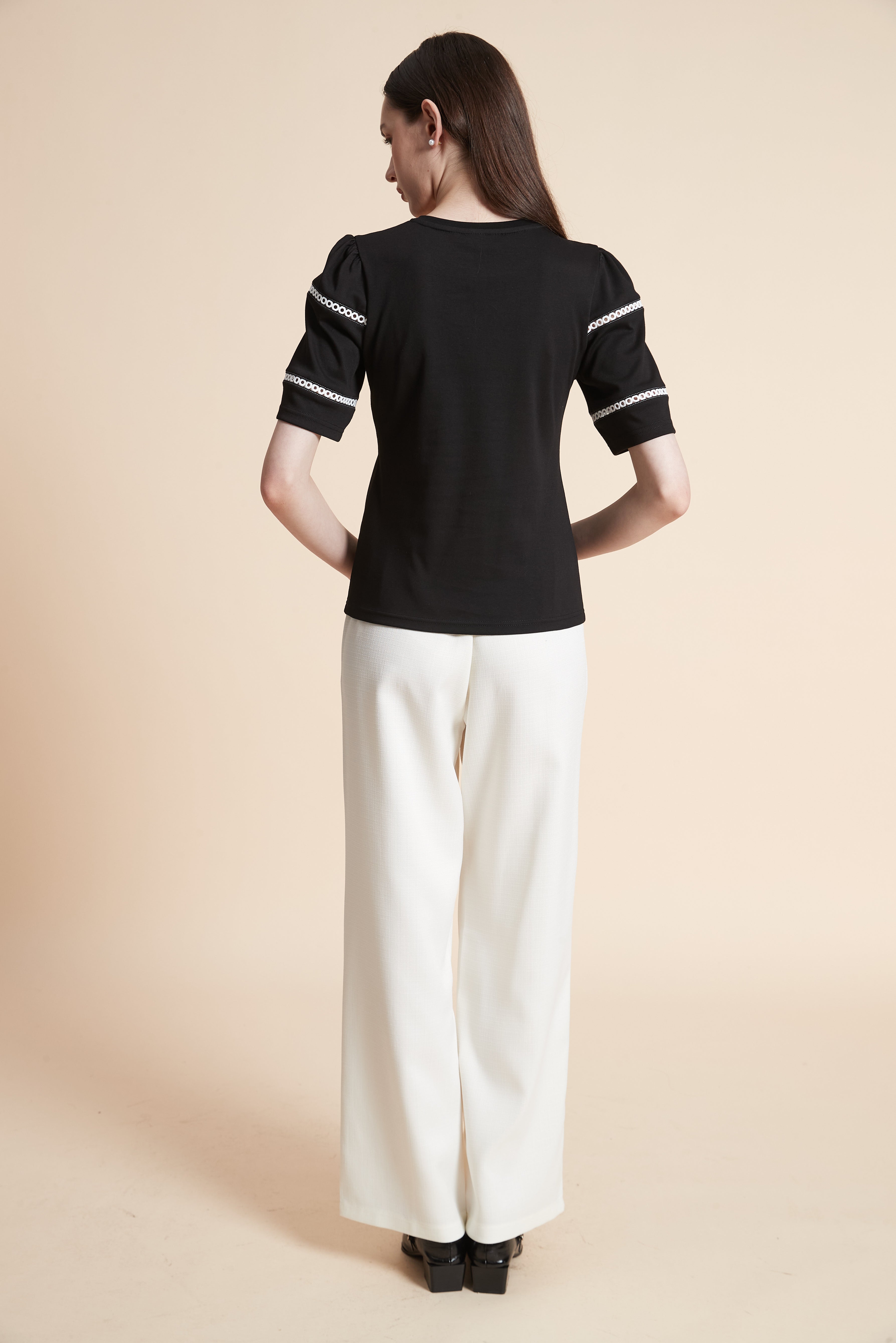 تيشيرت سادة بأكمام قصيرة مطرزة