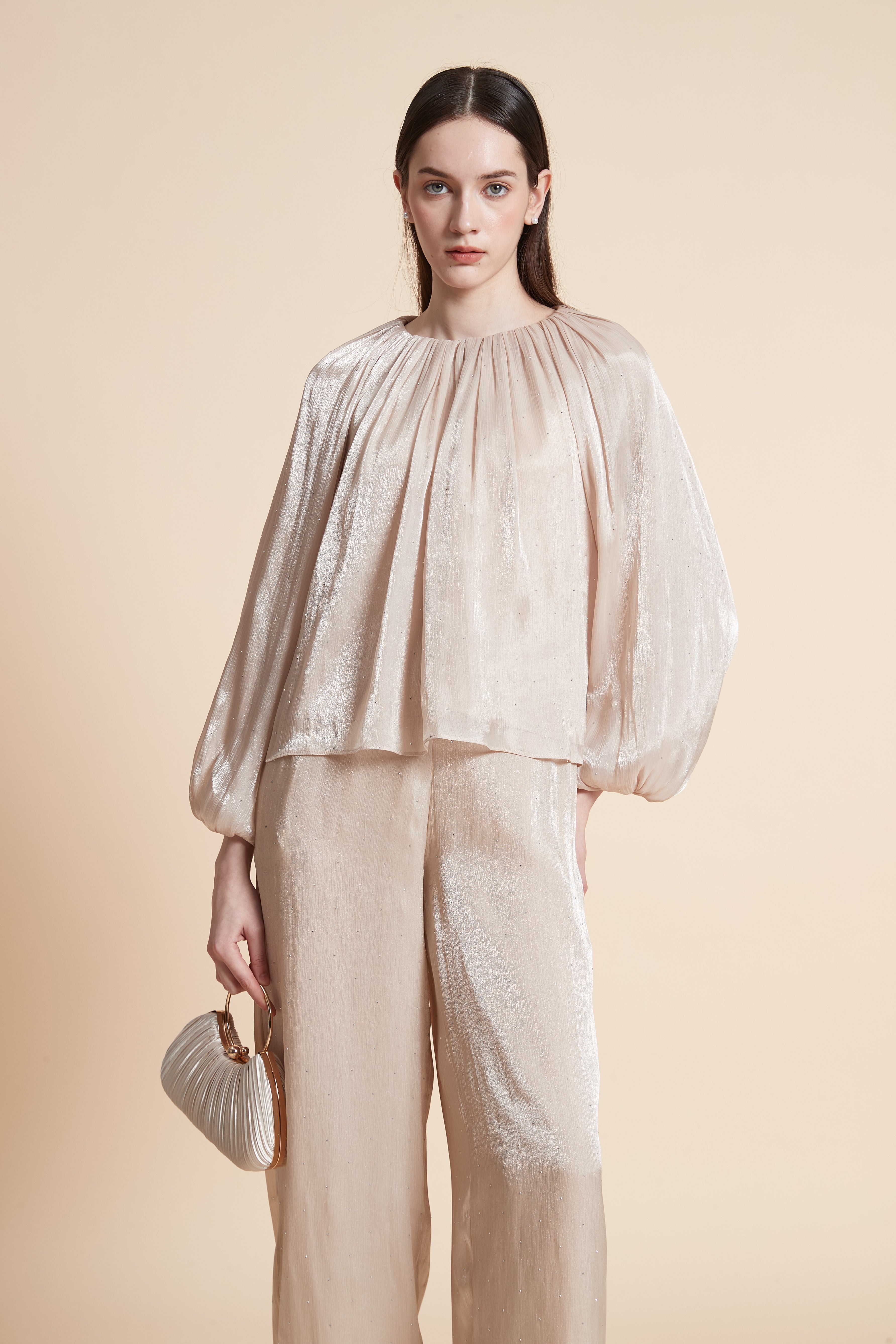 بلوزة سادة بأكمام طويلة بف