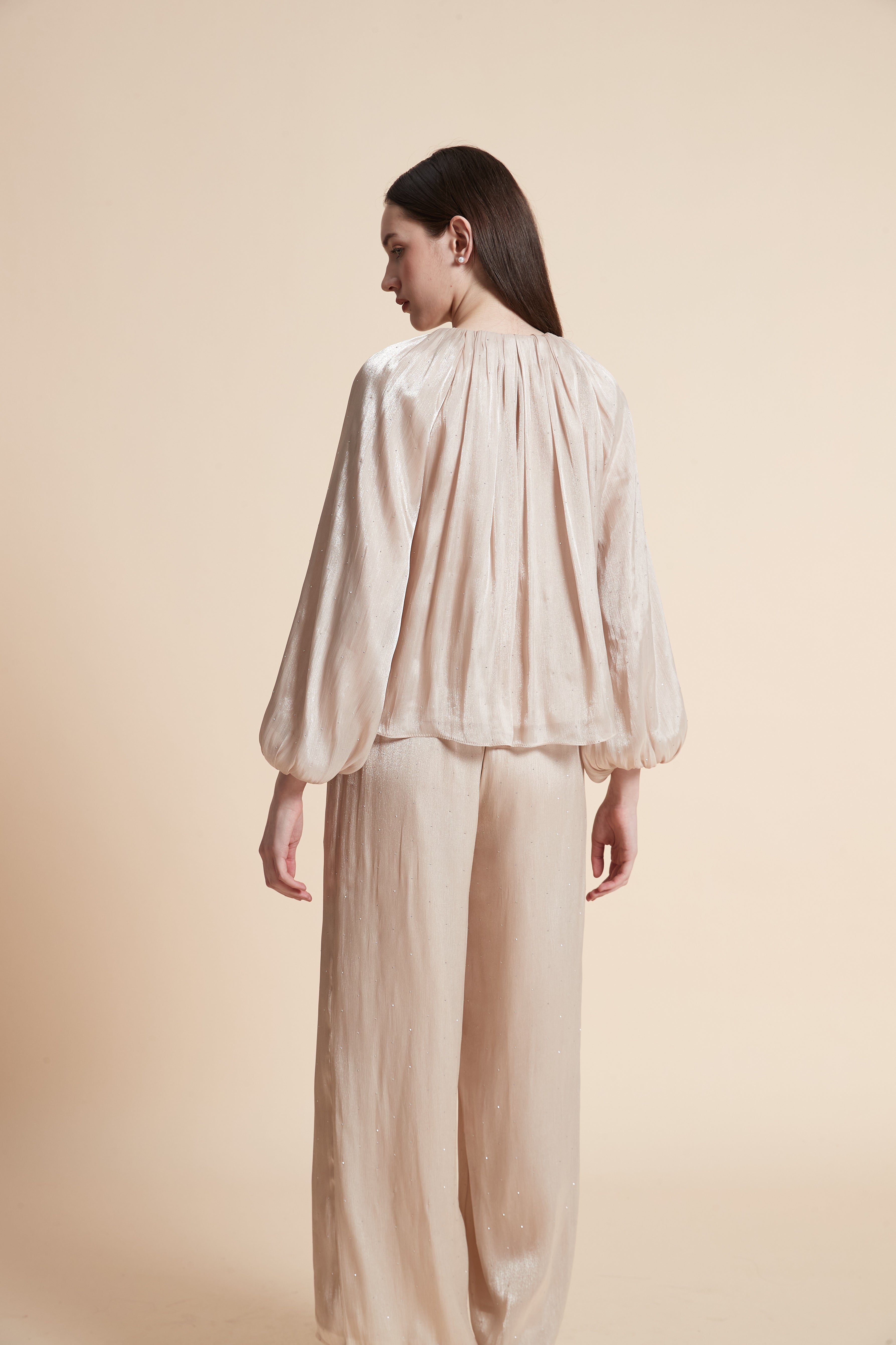 بلوزة سادة بأكمام طويلة بف