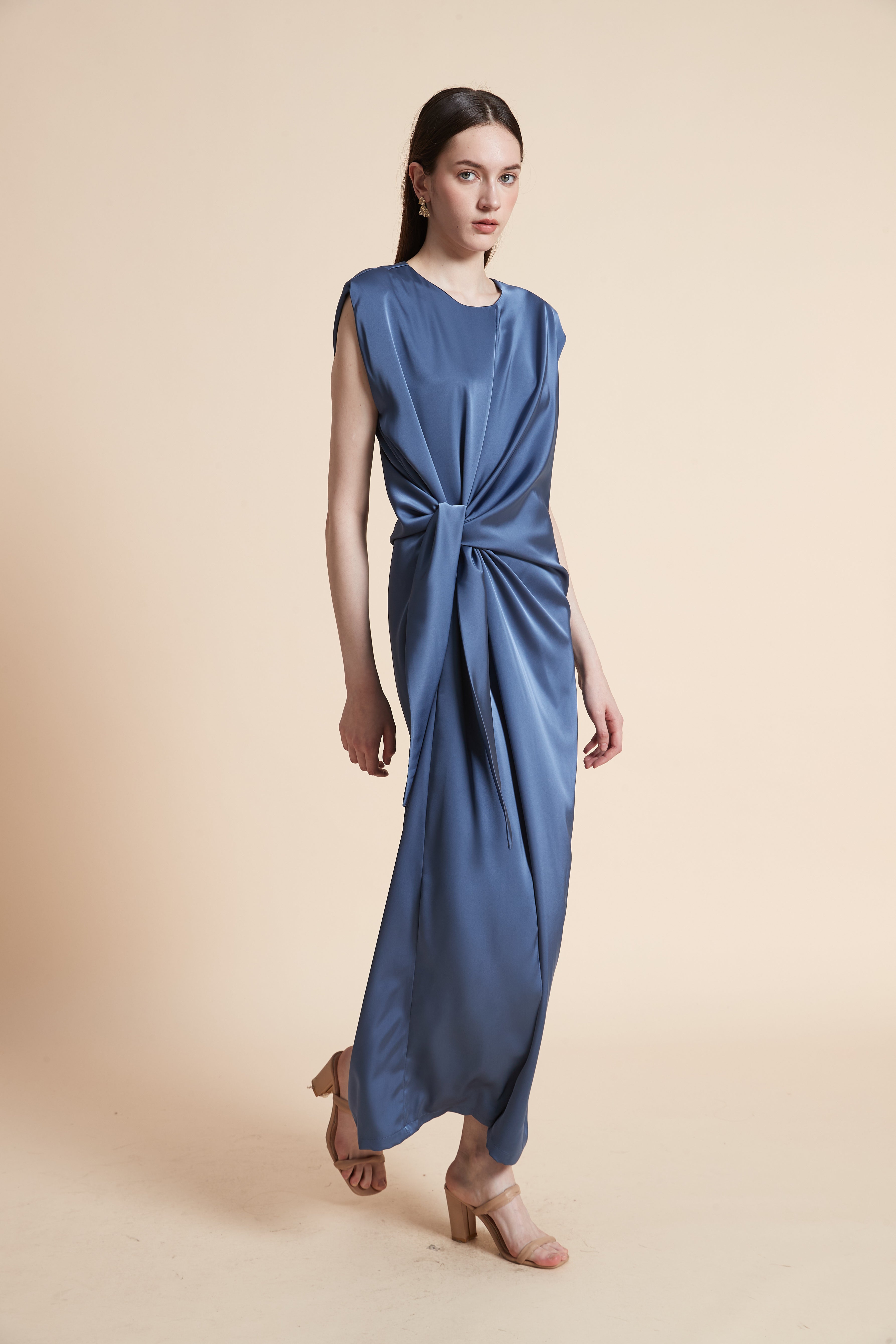 فستان ماكسي بخصر مزموم بدون أكمام