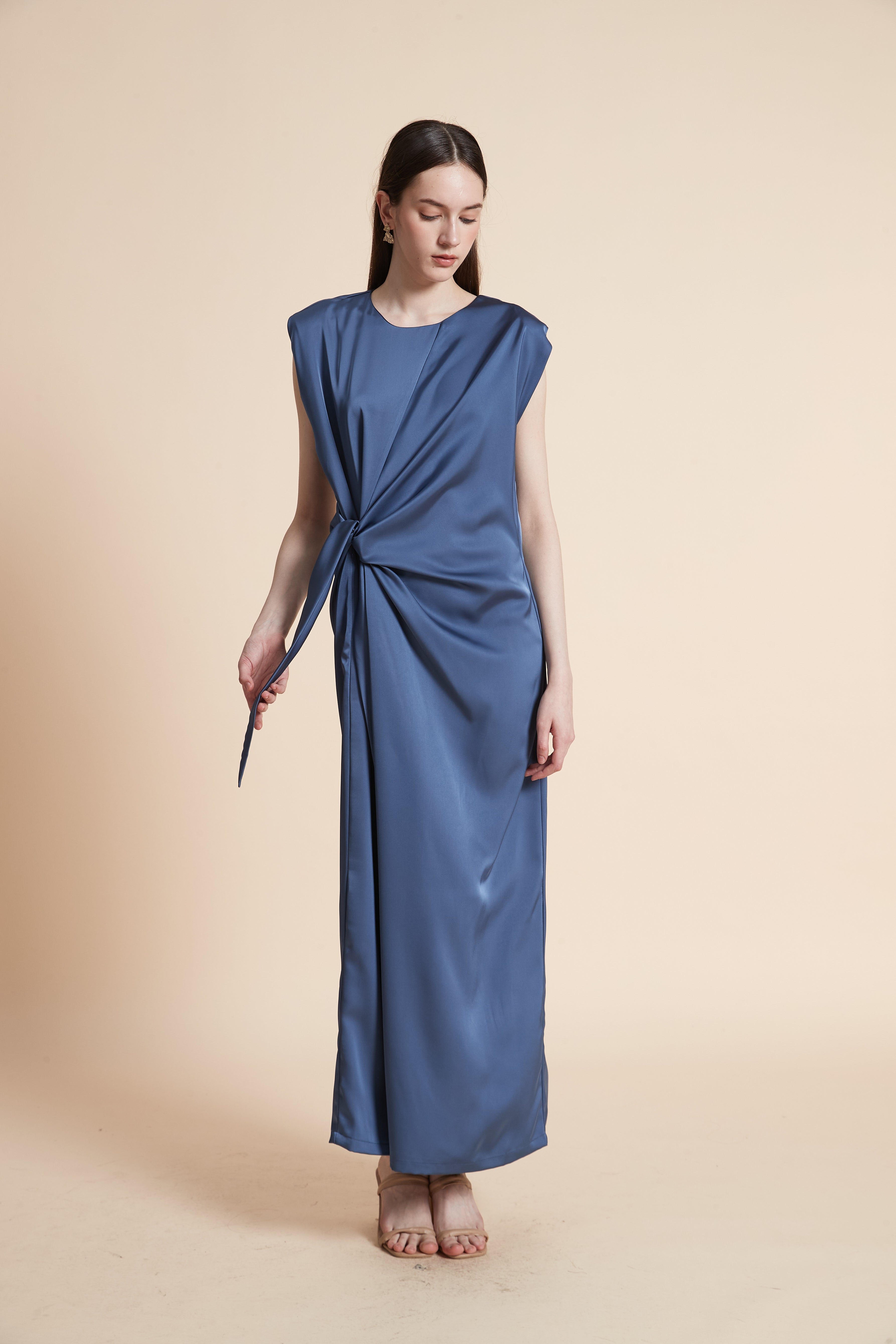 فستان ماكسي بخصر مزموم بدون أكمام