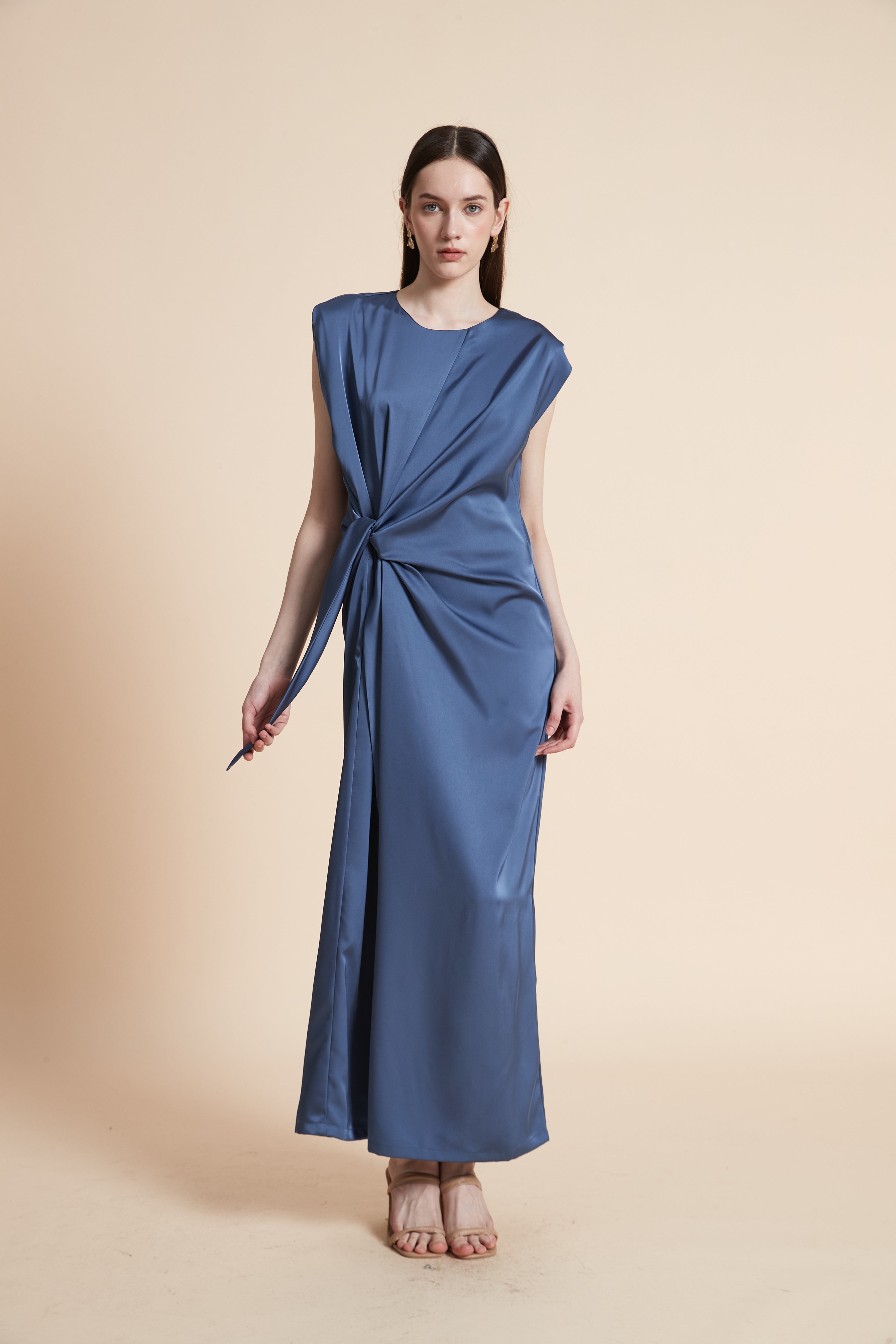 فستان ماكسي بخصر مزموم بدون أكمام