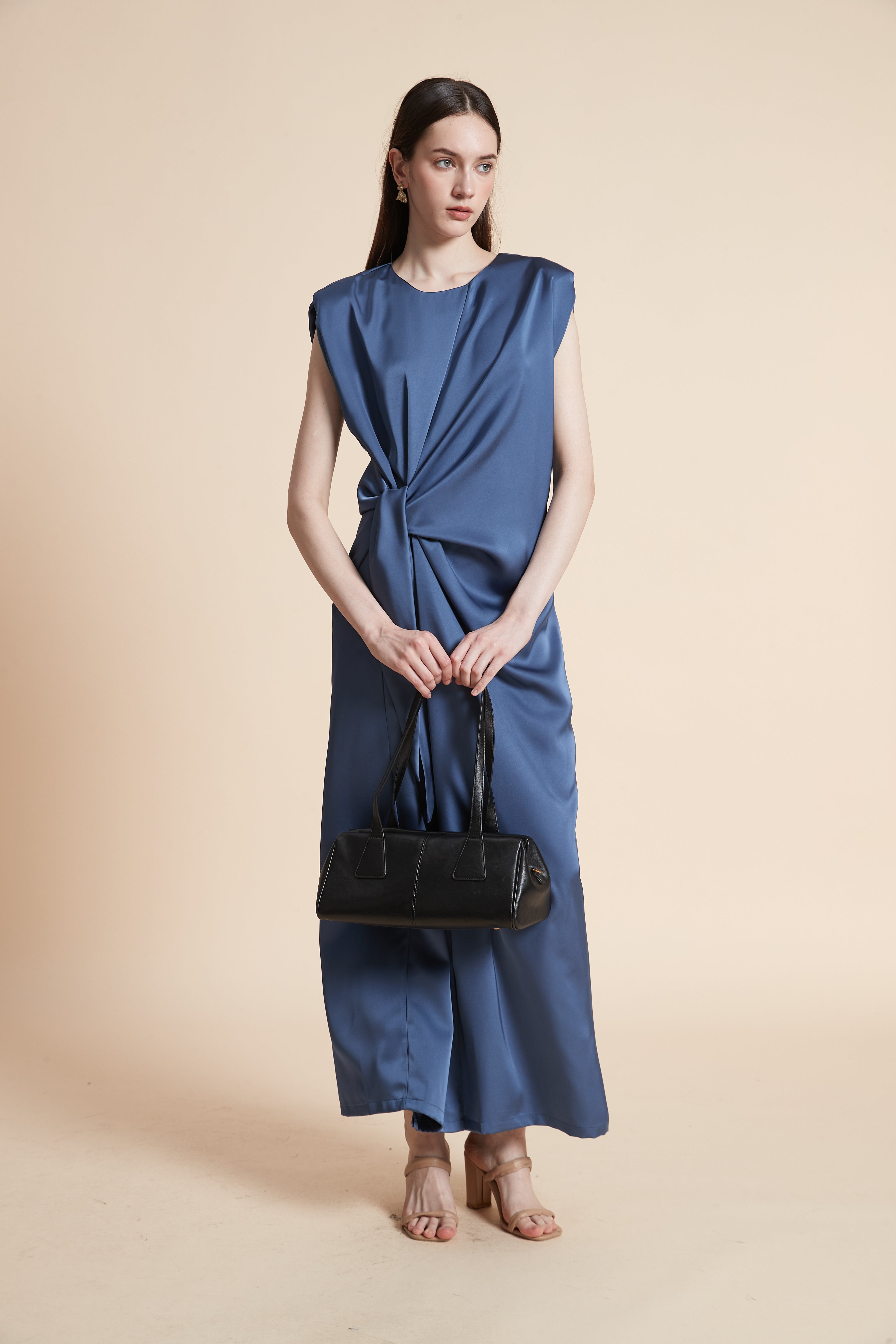 فستان ماكسي بخصر مزموم بدون أكمام