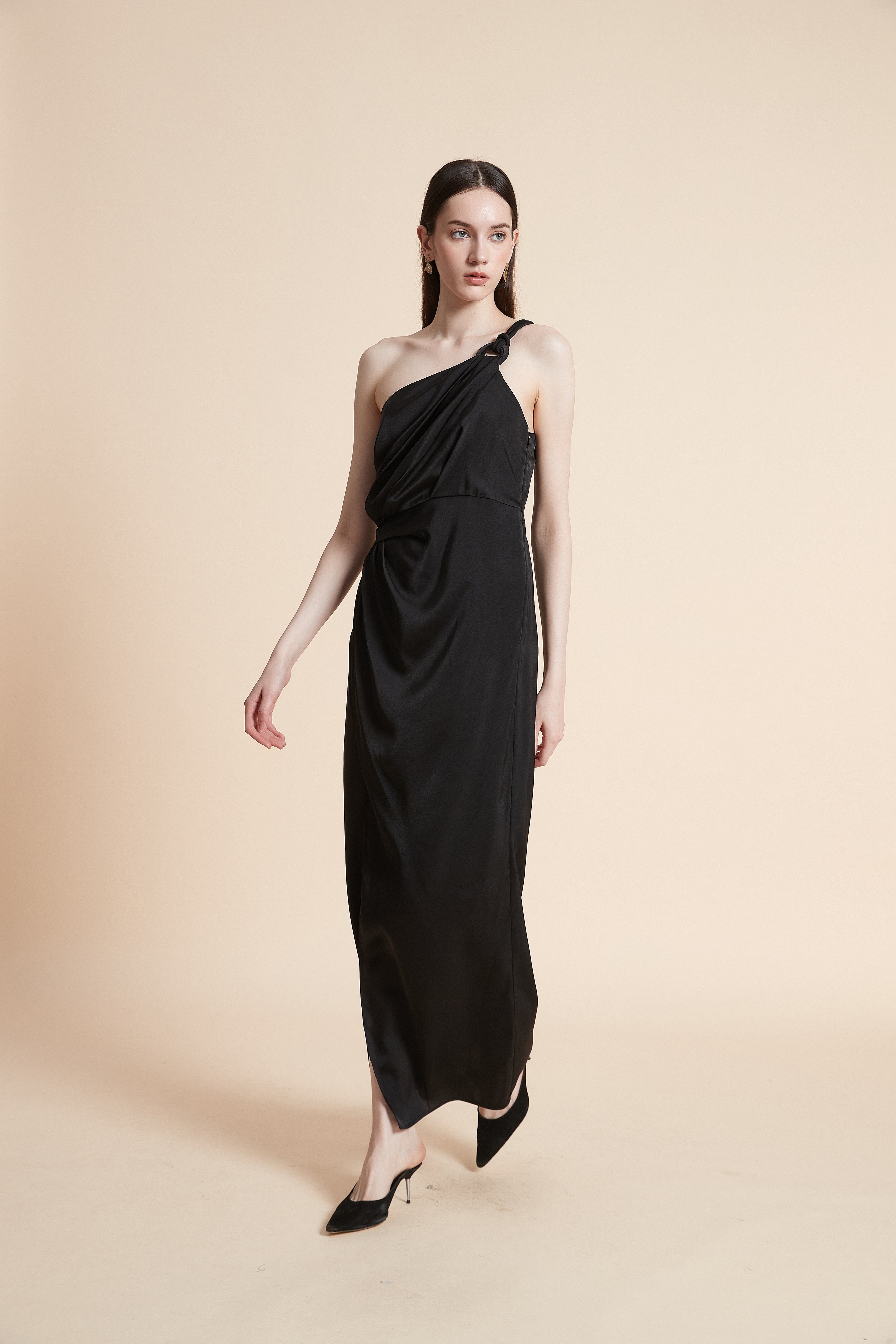 فستان طويل سادة بدون أكمام بحمالة على الكتف