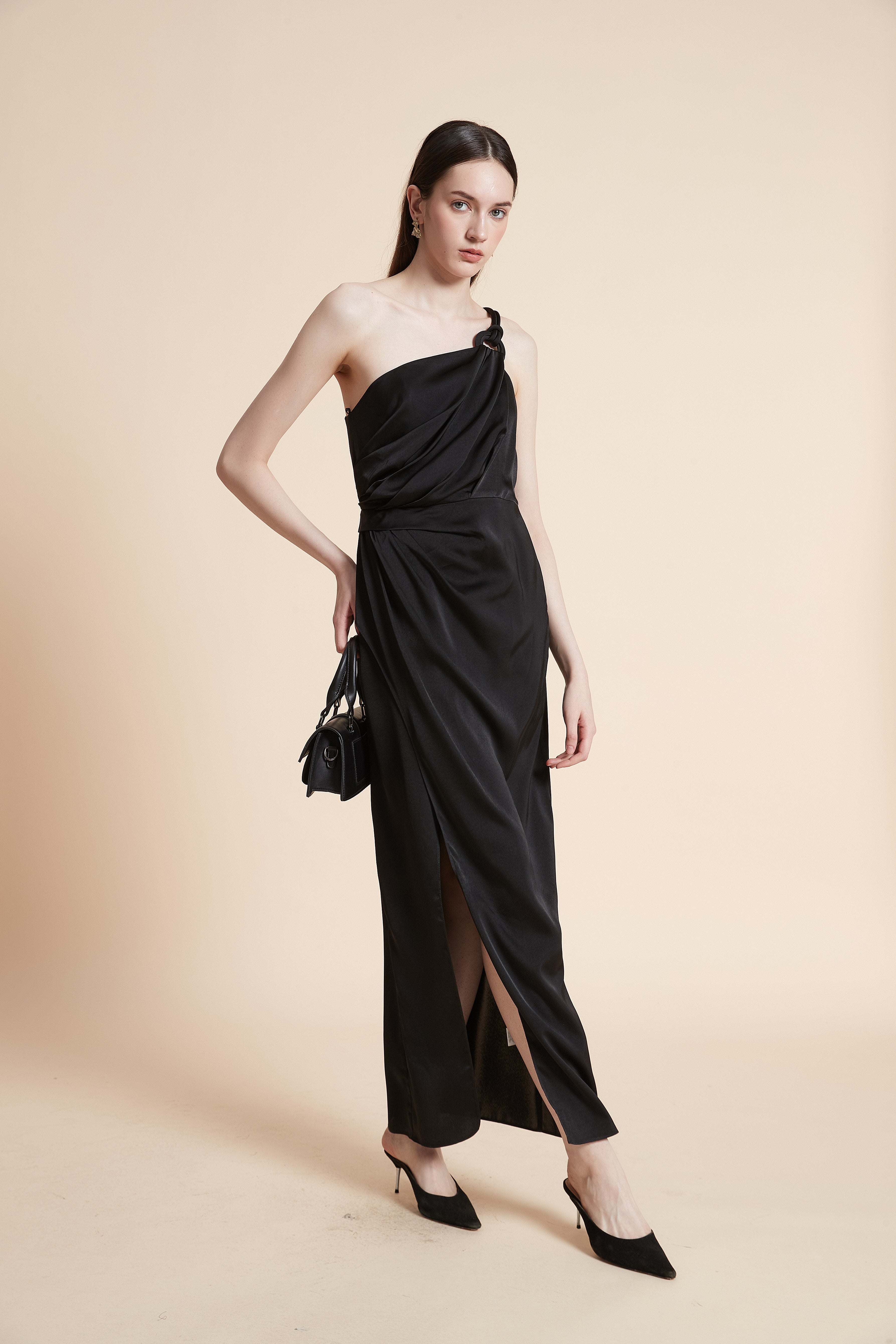 فستان طويل سادة بدون أكمام بحمالة على الكتف