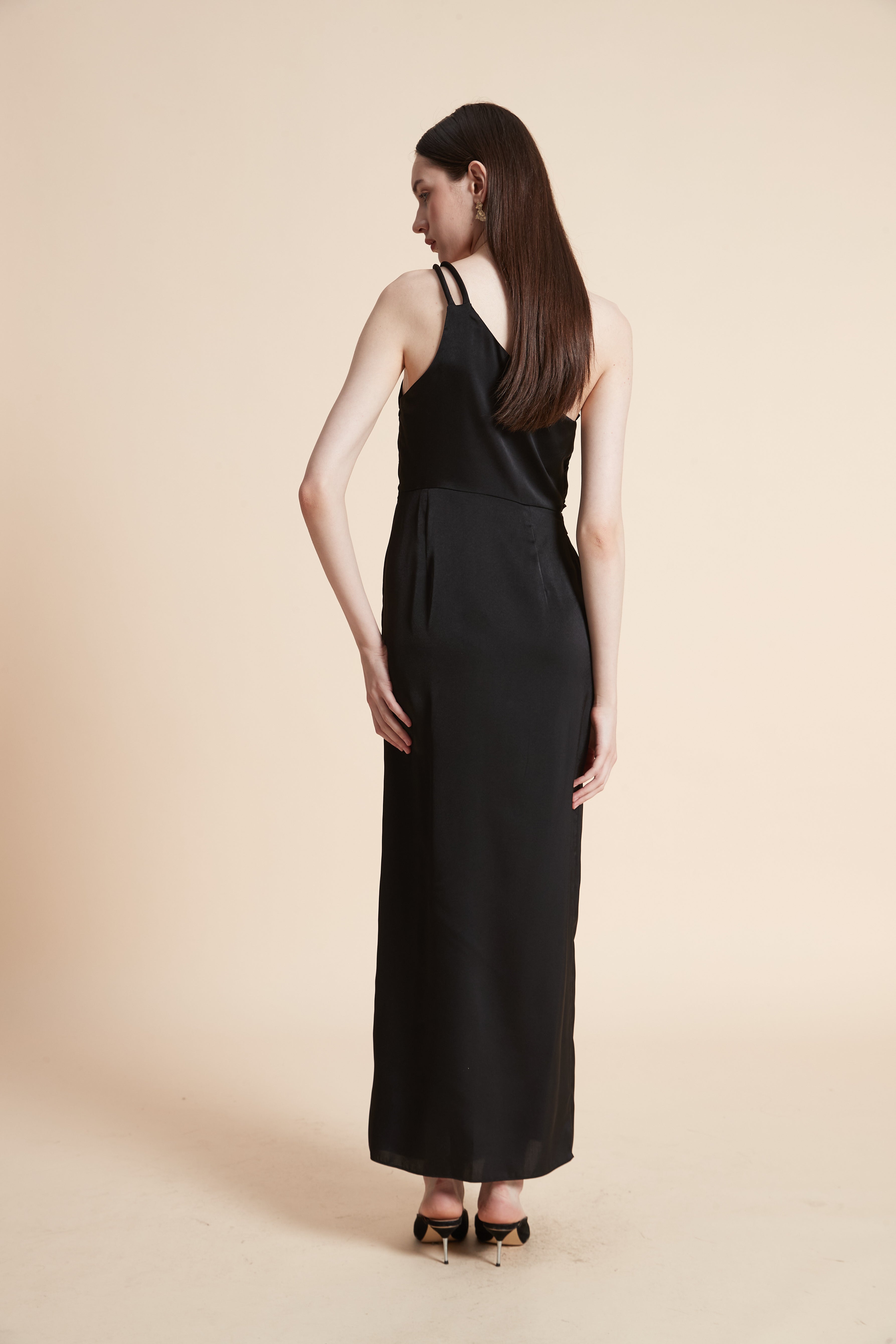 فستان طويل سادة بدون أكمام بحمالة على الكتف